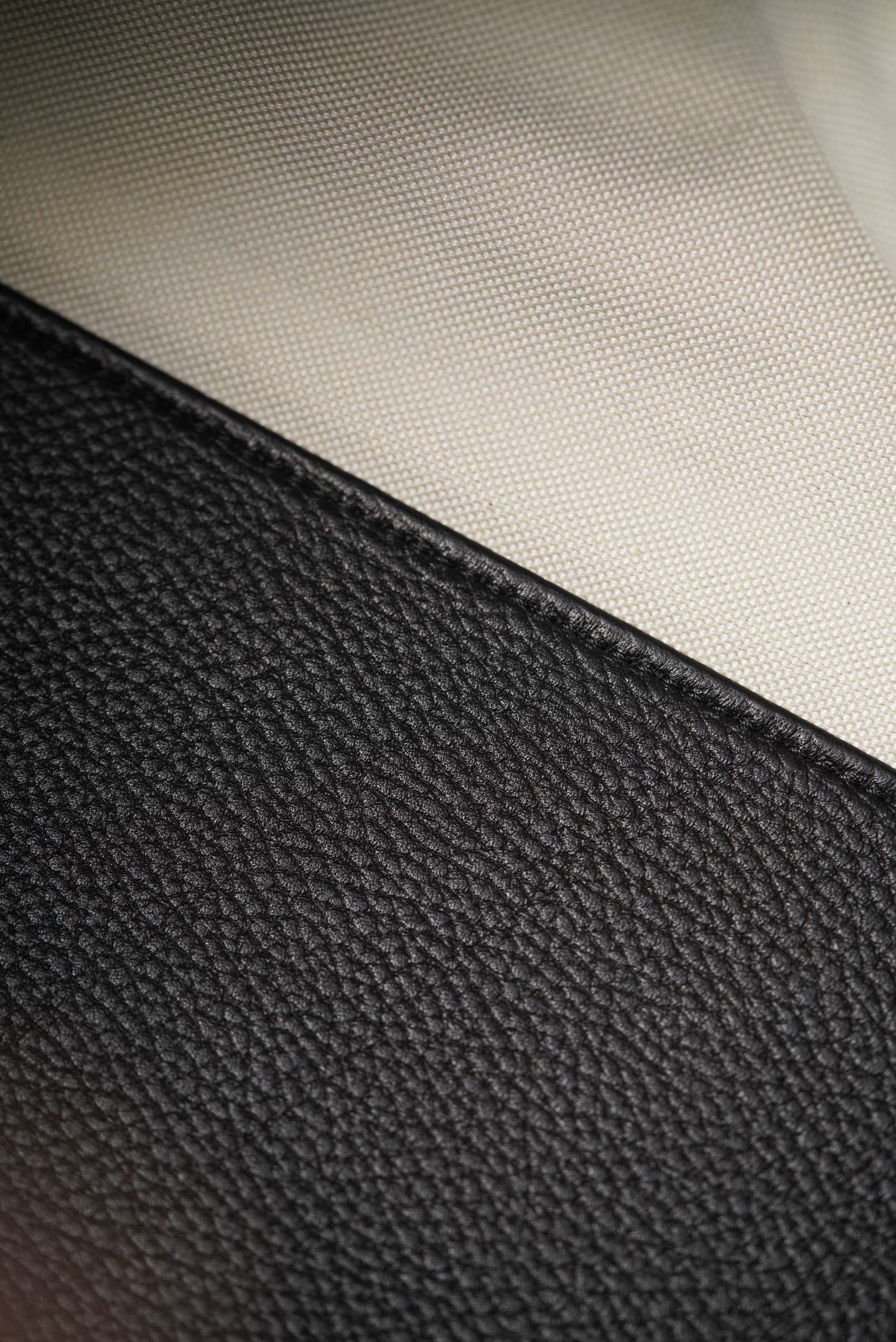 Tote - черный, золотистая фурнитура - 33x43x17.5см Chanel 26S Tote