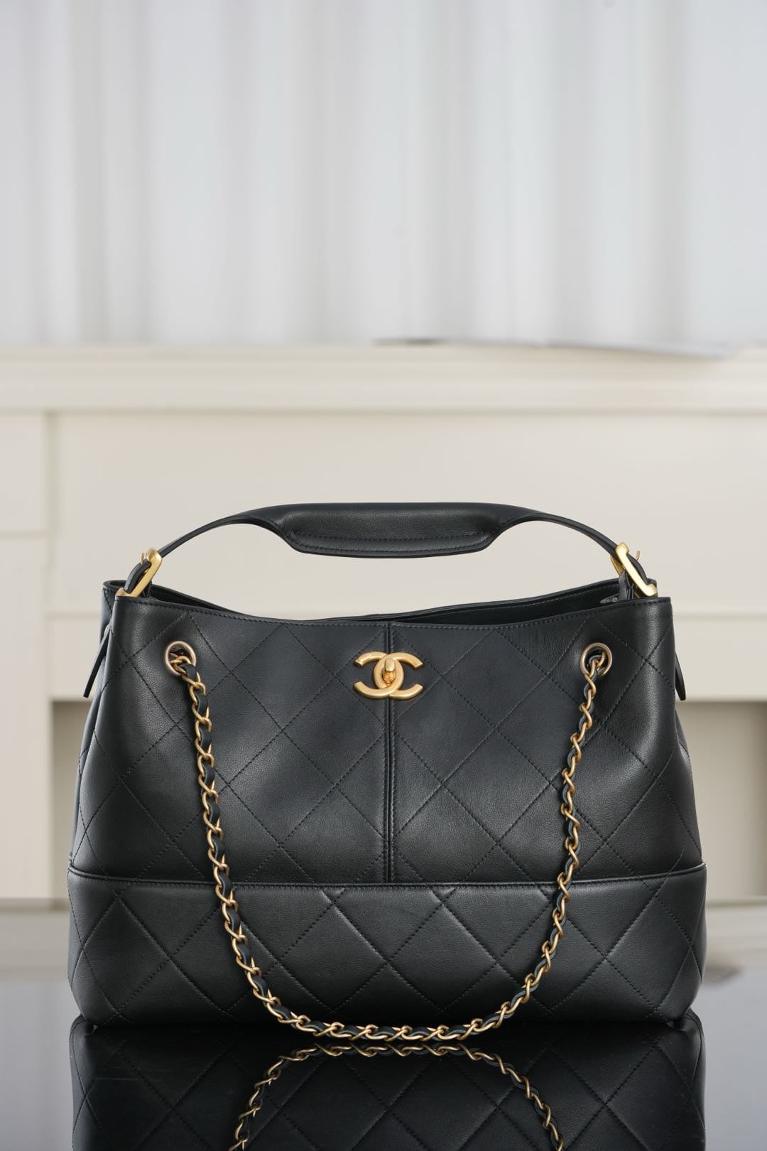 Tote - черный, золотистая фурнитура - 36x24x12см Chanel 25A Tote
