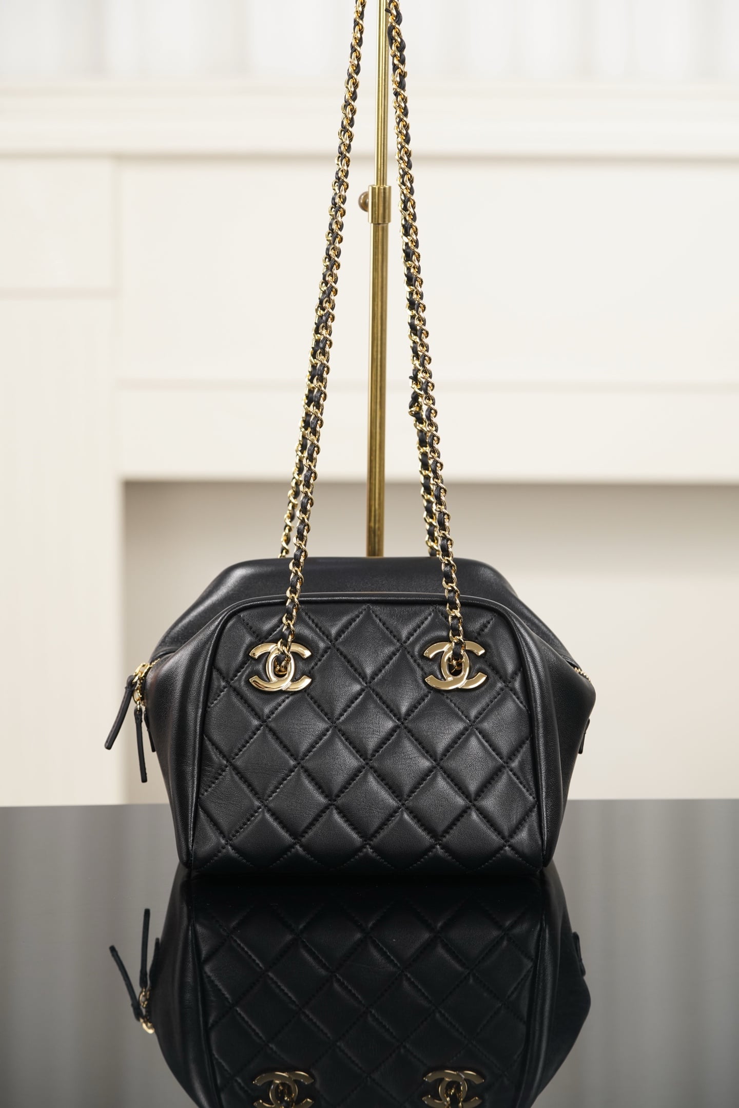 Bowling Bag - черный, золотистая фурнитура - 16x25x15см - 9F3D59 Chanel 26A Bowling Bag
