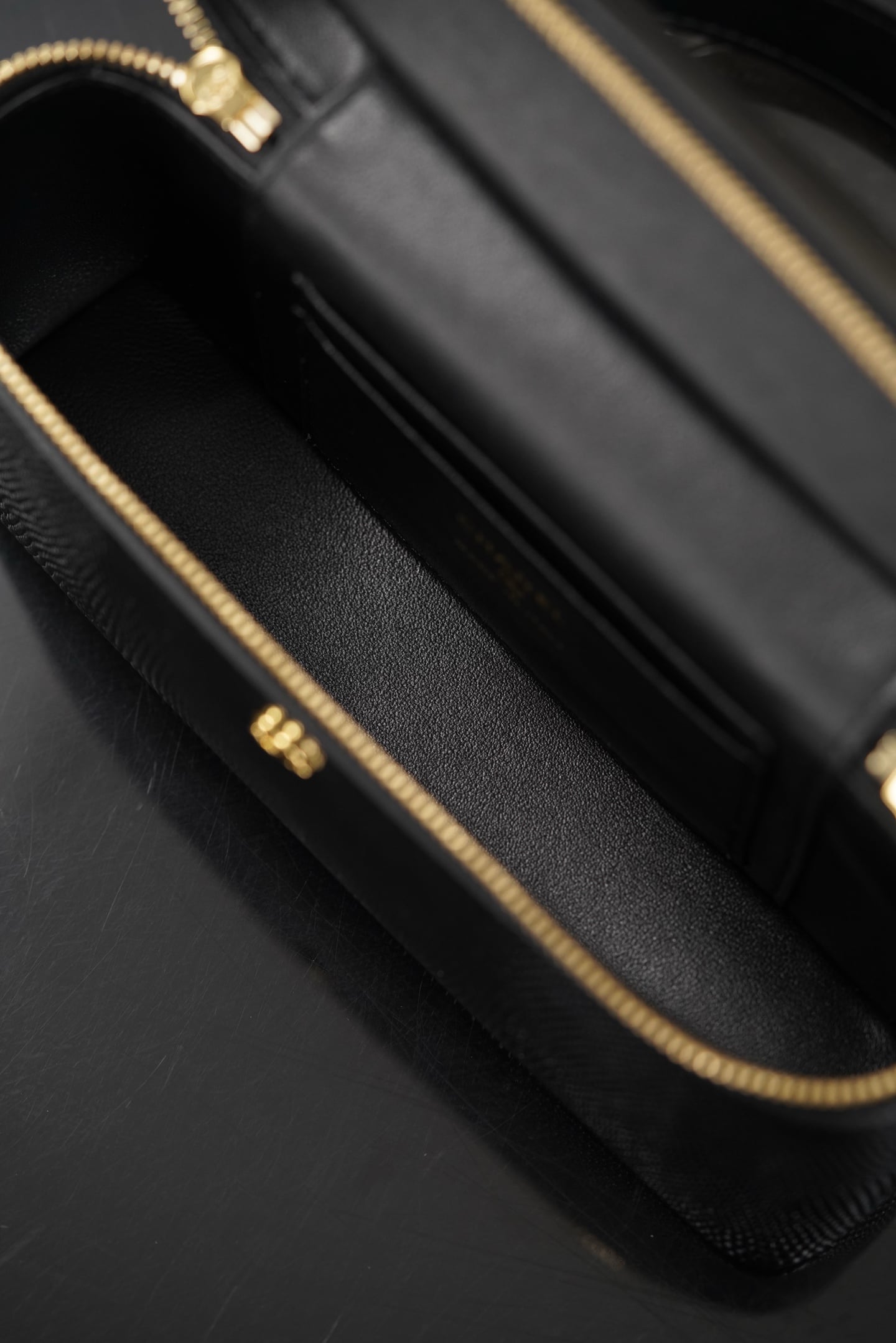 Vanity Case - черный, золотистая фурнитура - 19см - 11EF54 Chanel 26A Vanity Case