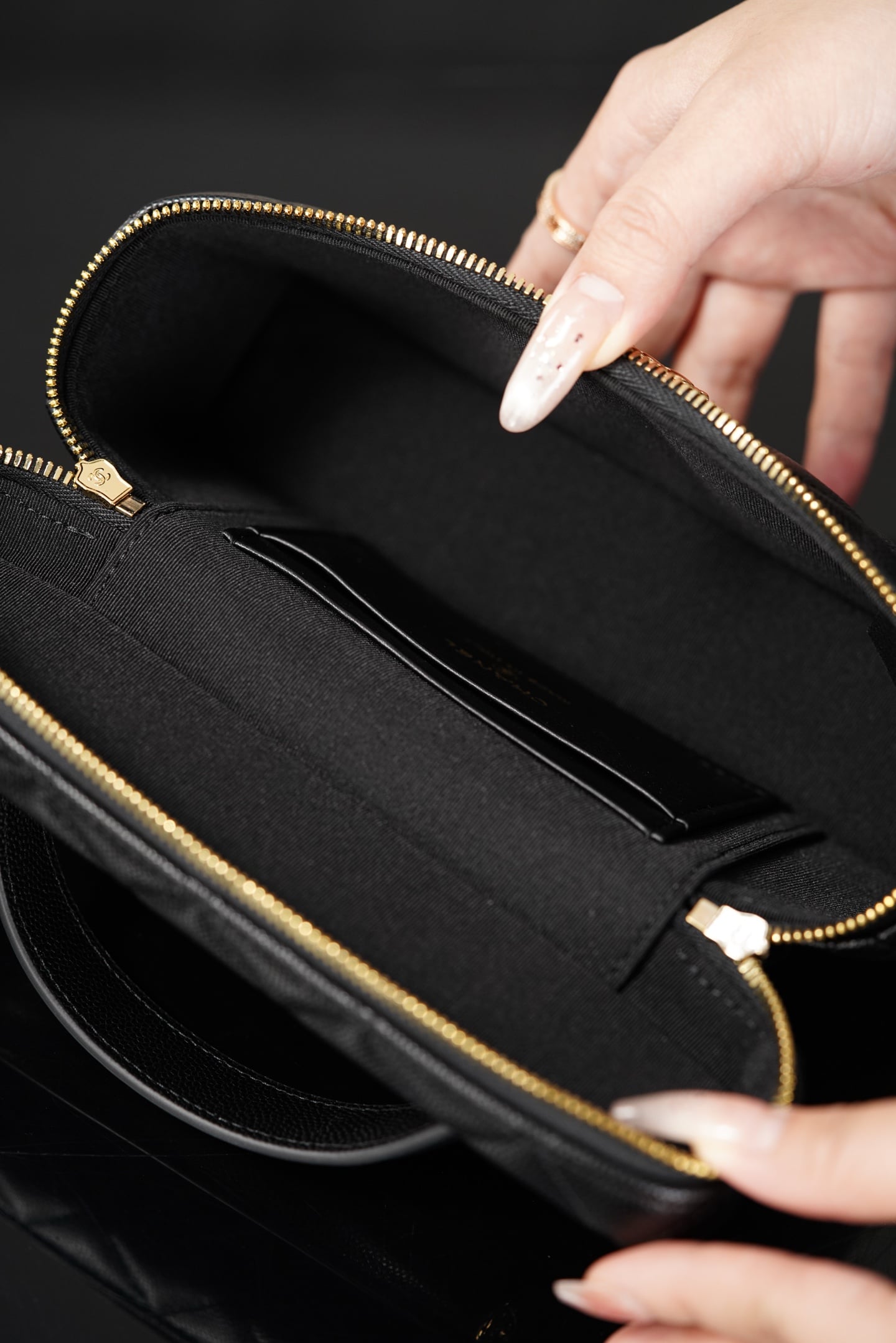 Vanity Case - черный, золотистая фурнитура - 17x19.5x5см - D1F692 Chanel 26C Vanity Case