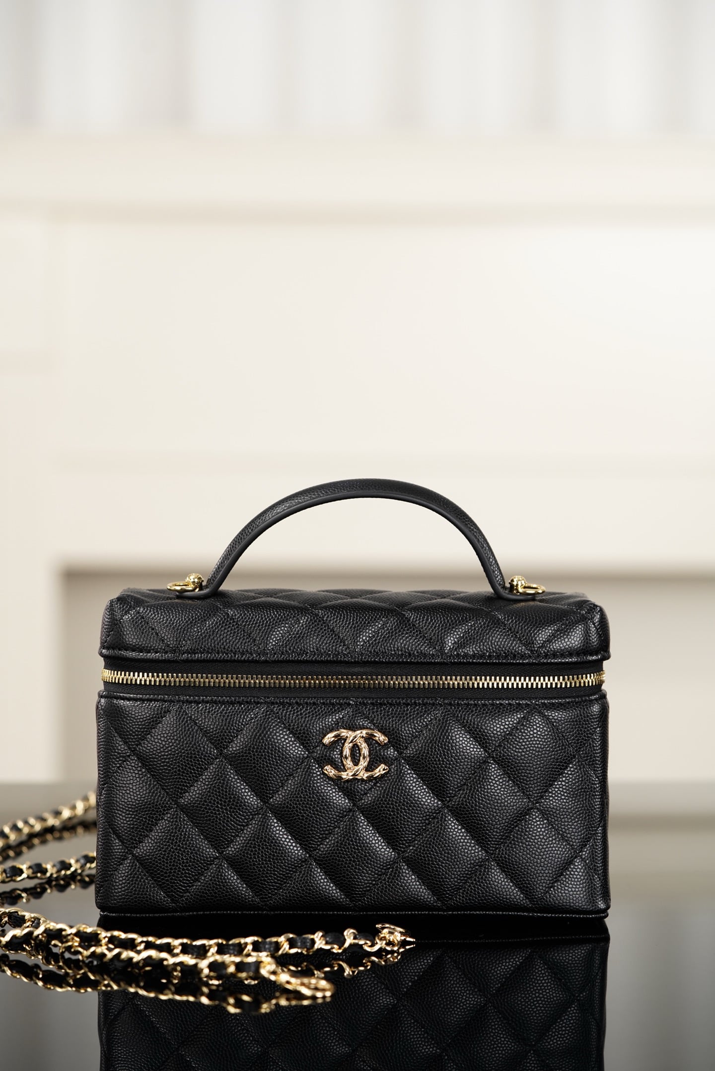 Vanity Case - черный, золотистая фурнитура - 17x19.5x5см - D1F692 Chanel 26C Vanity Case