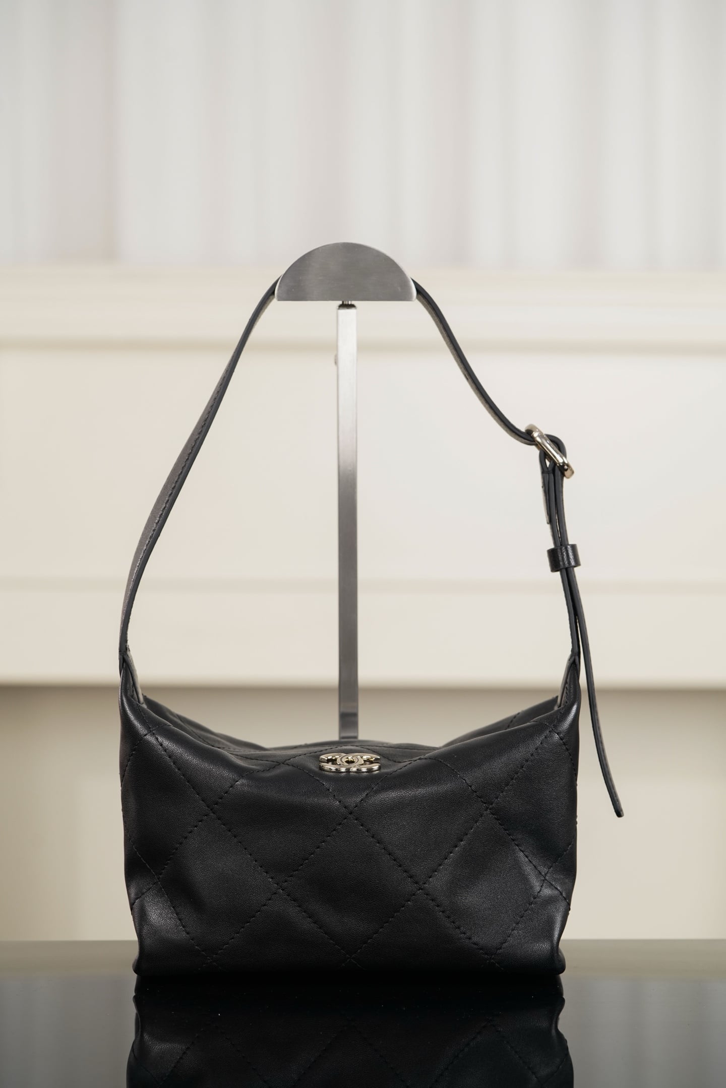 Hobo - черный, золотистая фурнитура - 13x23x8см - 0FB707 Chanel 26P Hobo