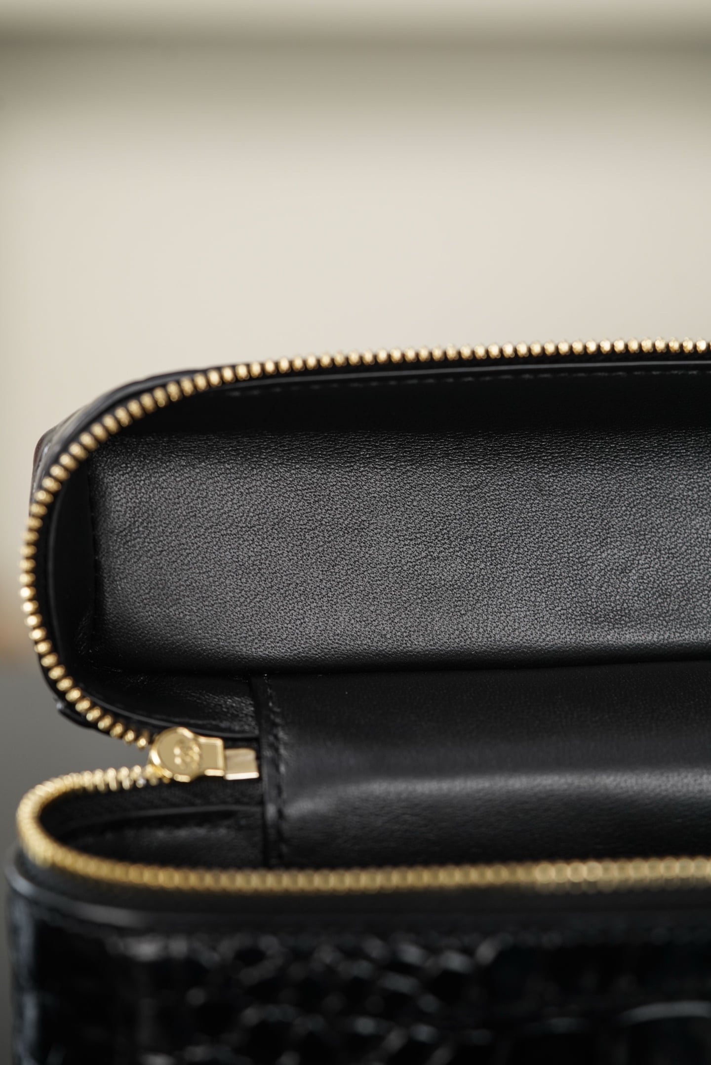 Vanity Case - черный, золотистая фурнитура - 25x12x5см - CDB9F4 Chanel 26B Vanity Case