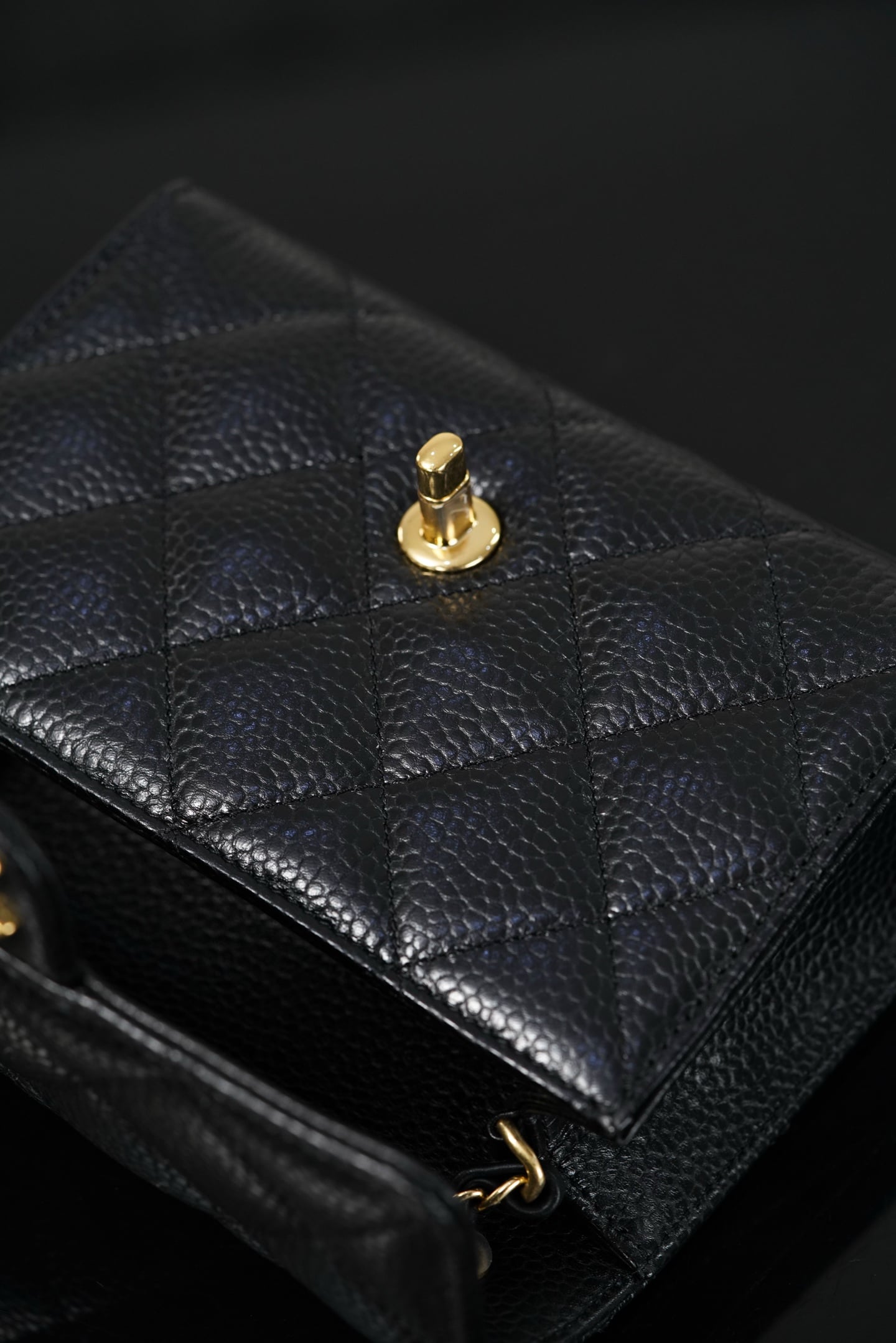 Classic Flap - черный, золотистая фурнитура - 13x19x7см - 16B03C Chanel 26C Classic Flap