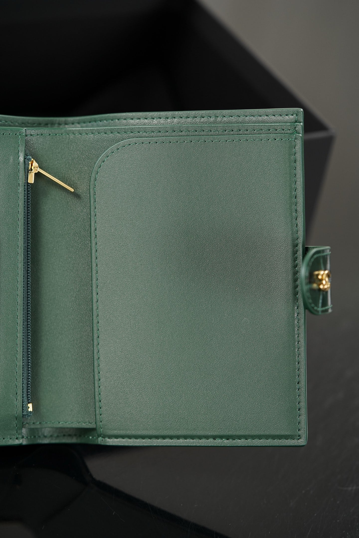 Passport Holder - зеленый - 14x10см Chanel 26S Passport Holder