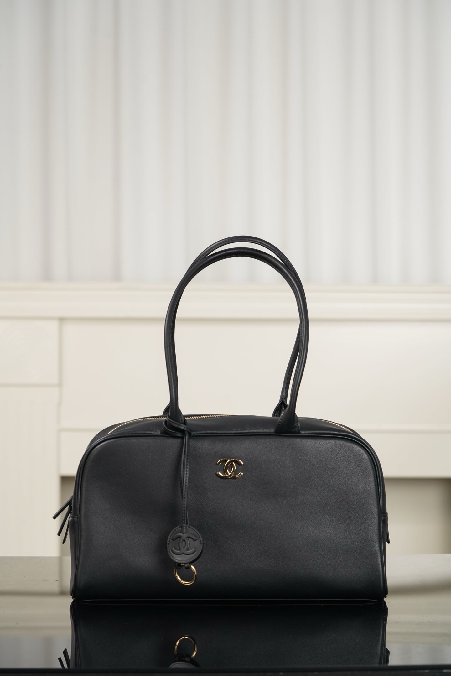 Bowling Bag - черный, золотистая фурнитура - 19x35.5x12.5см - E2B501 Chanel 26S Bowling Bag