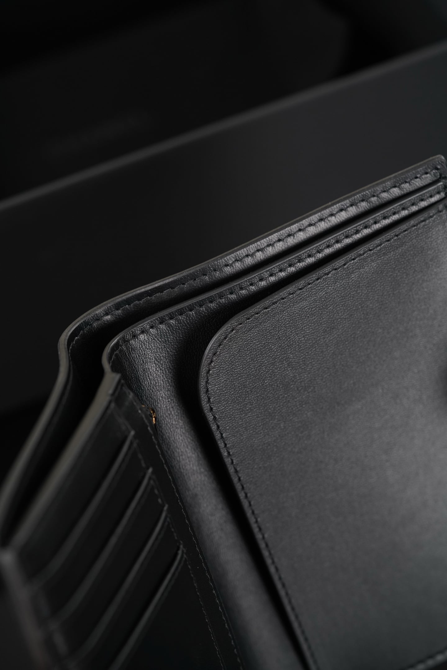 Passport Holder - черный, золотистая фурнитура - 14x10см - D4AC5D Chanel 26S Passport Holder