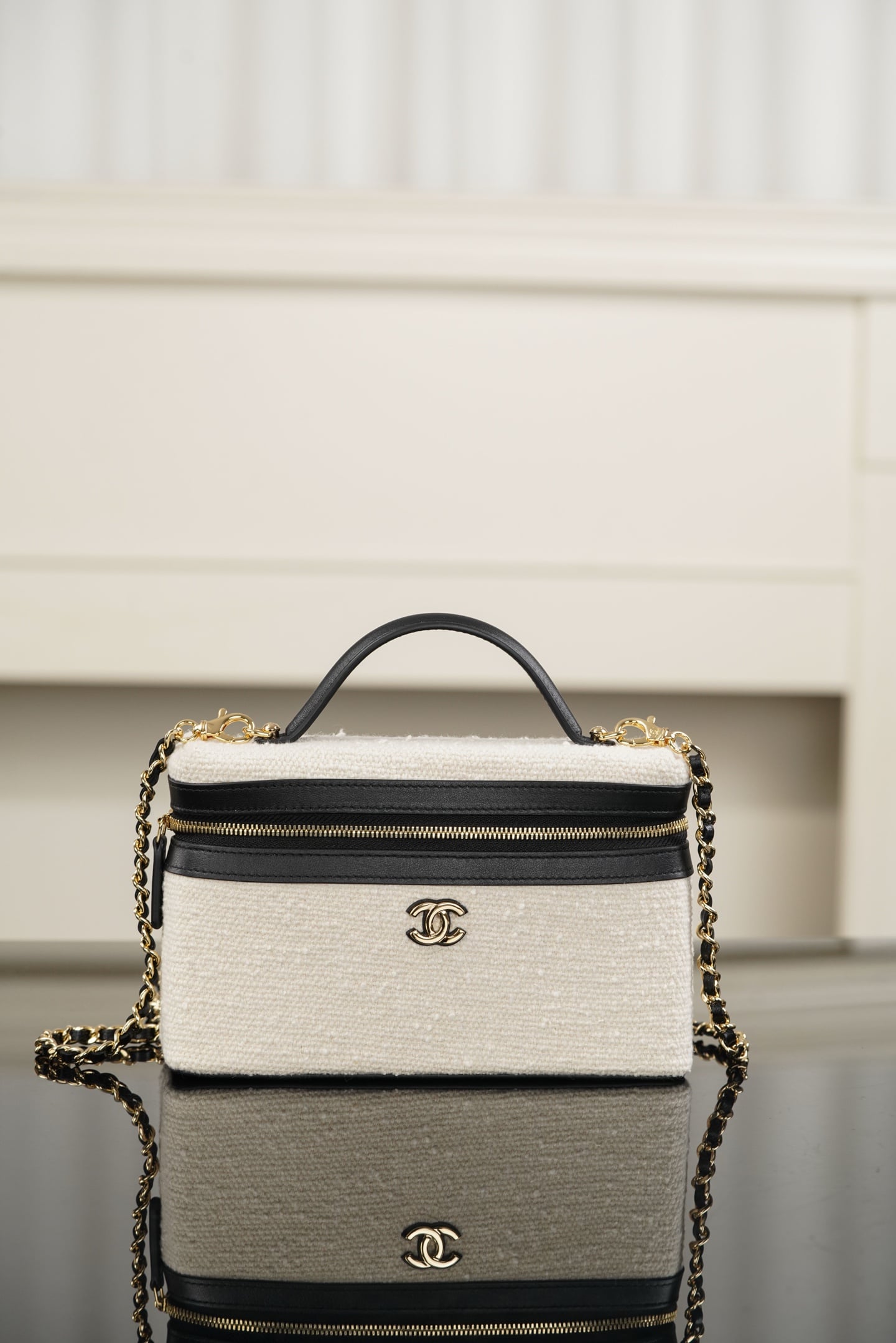 Vanity Case - белый - 17x19.5x5см - C95F9B Chanel 26M Vanity Case