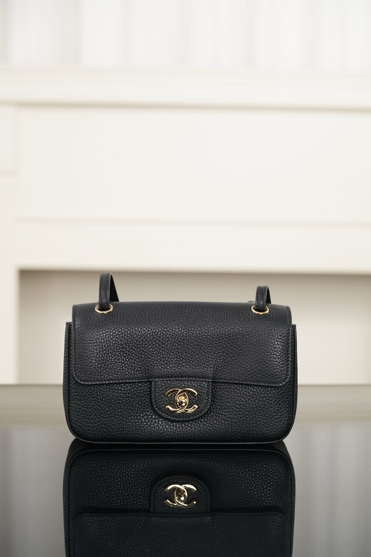 Classic Flap - черный, золотистая фурнитура - 13x20x6см - A4A181 Chanel 26B Classic Flap