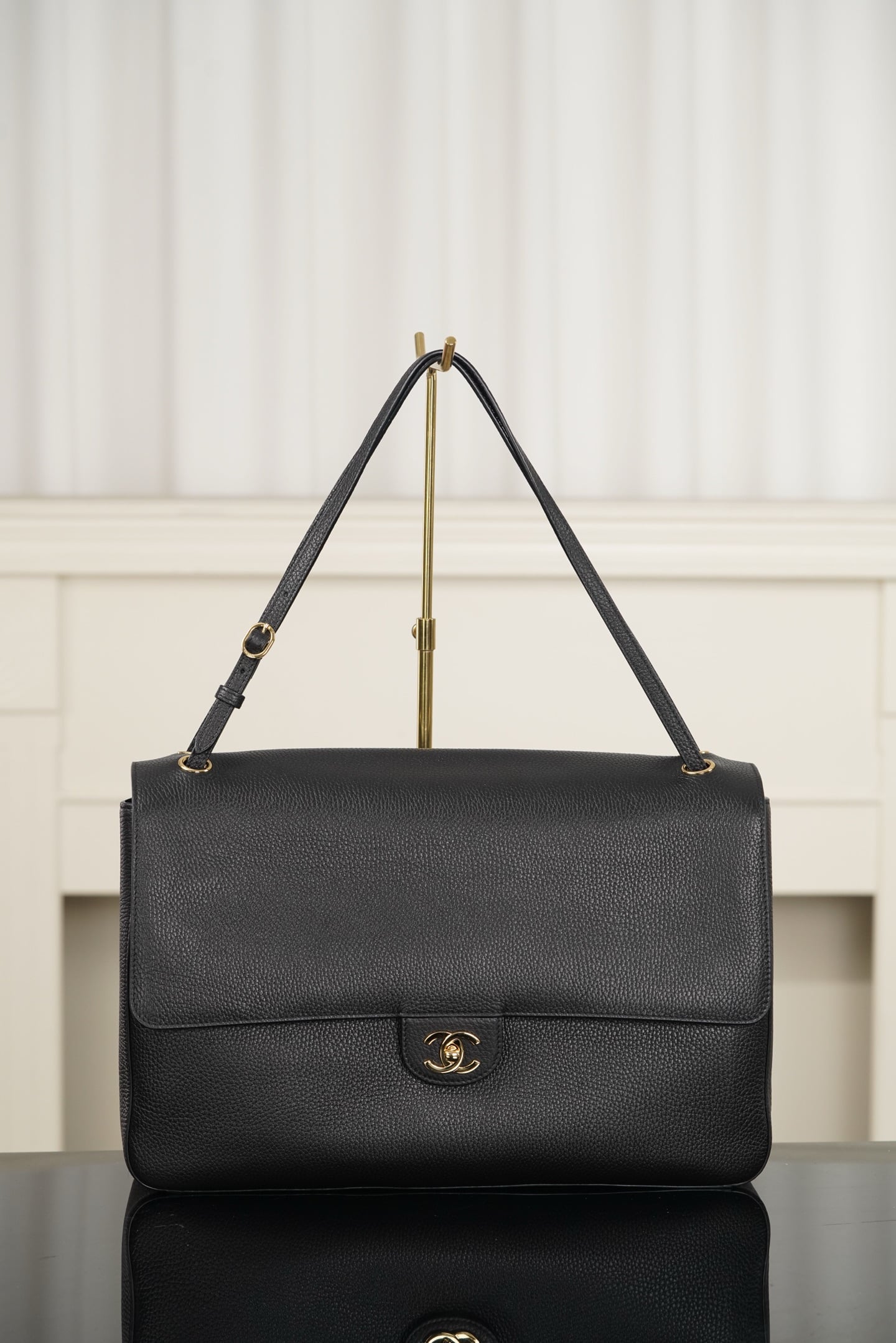 Classic Flap - черный, золотистая фурнитура - 26x38.5x11см Chanel 26S Classic Flap