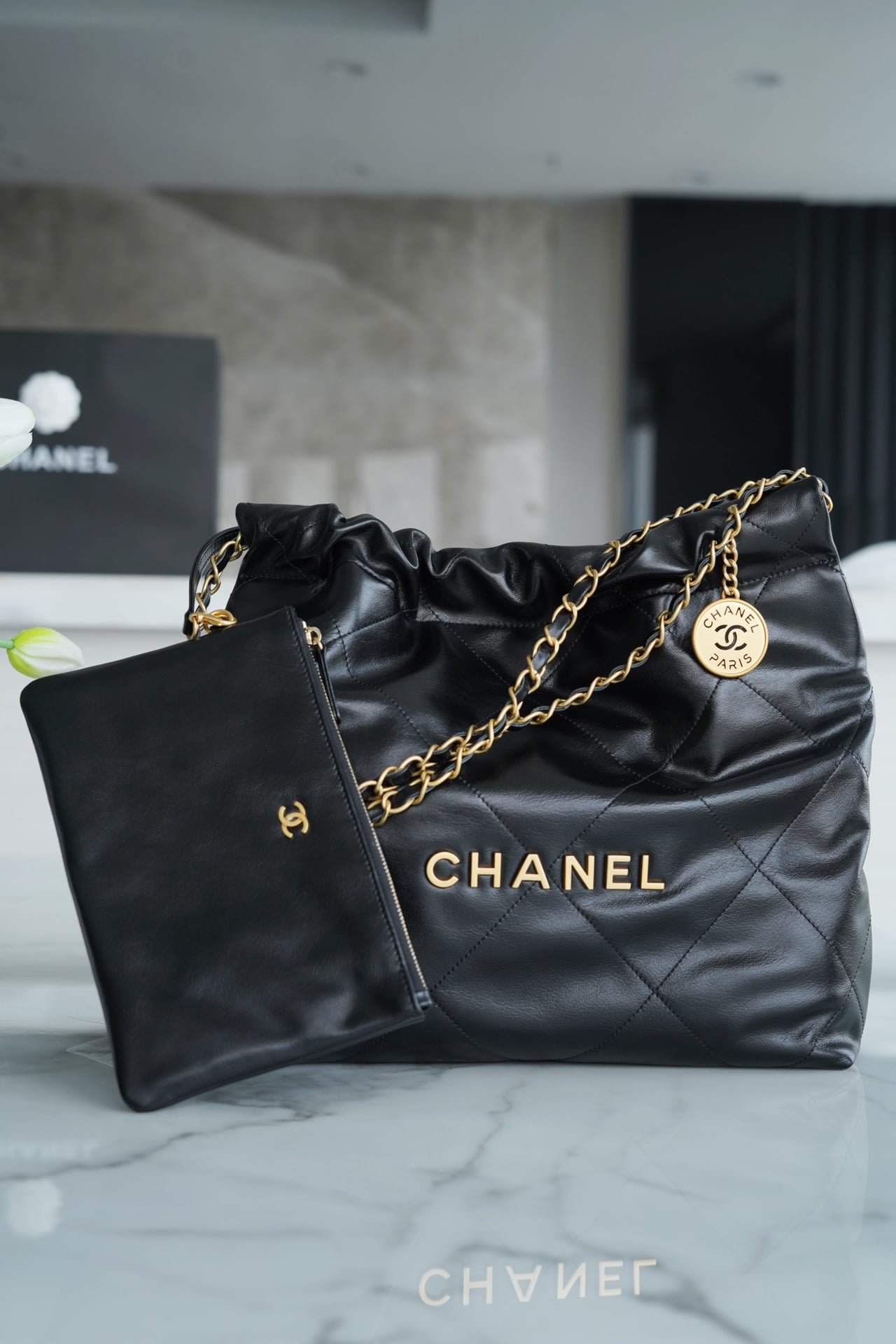 22 Bag - черный, золотистая фурнитура - 35x37x7см - CB7002 Chanel 22P 22 Bag