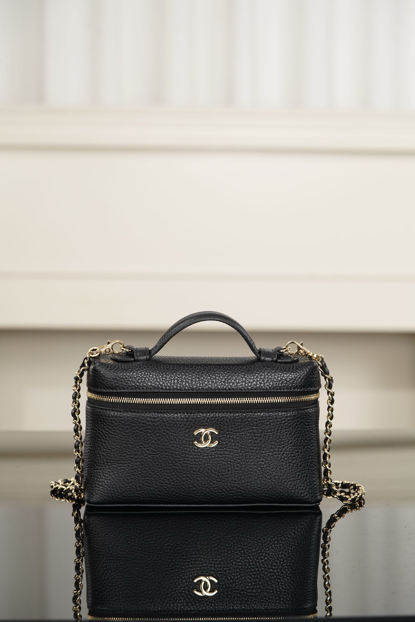 Vanity Case - черный, золотистая фурнитура - 19см - DE110E Chanel 26A Vanity Case