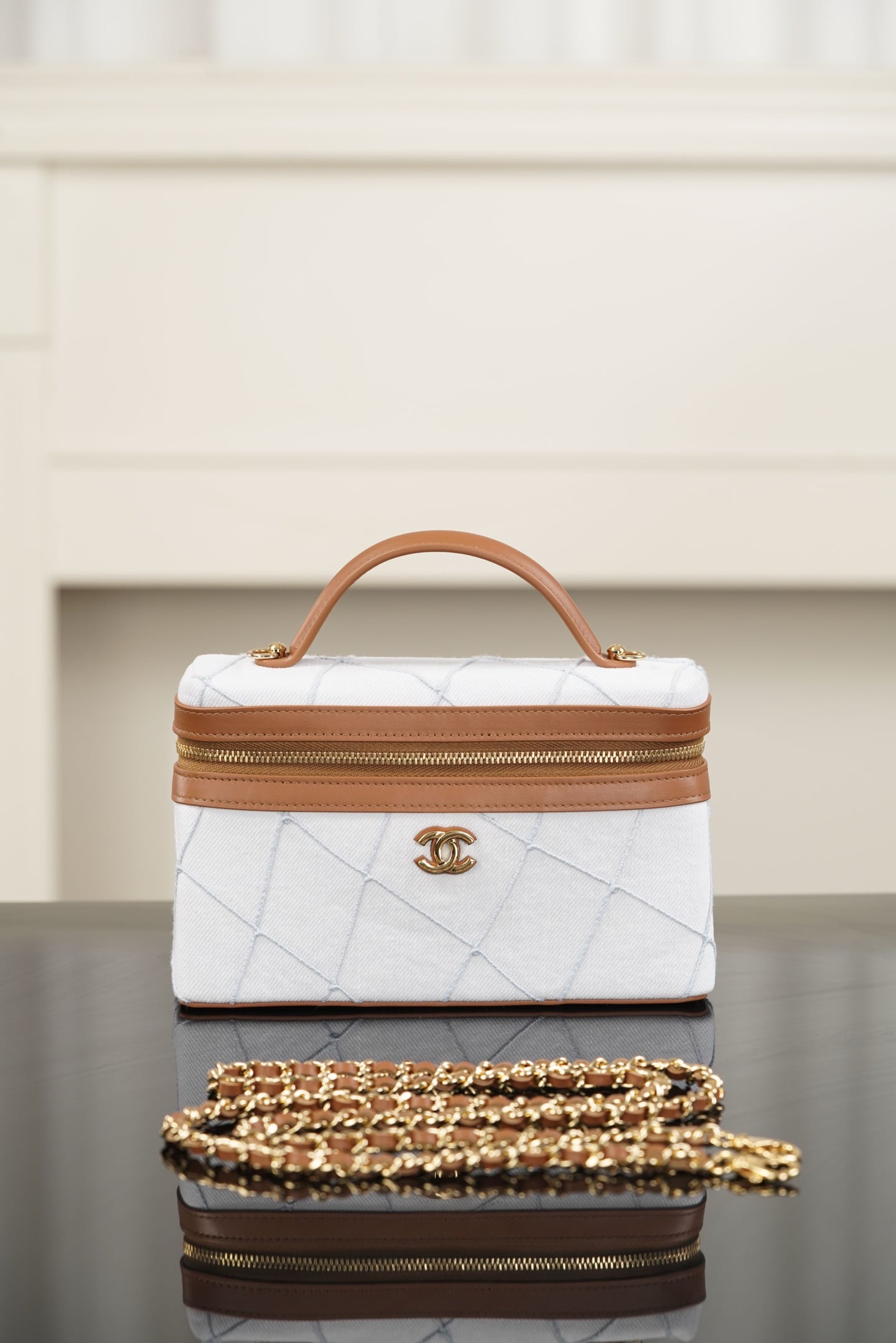 Vanity Case - шоколадный - 17x19.5x5см - 095C4B Chanel 26M Vanity Case