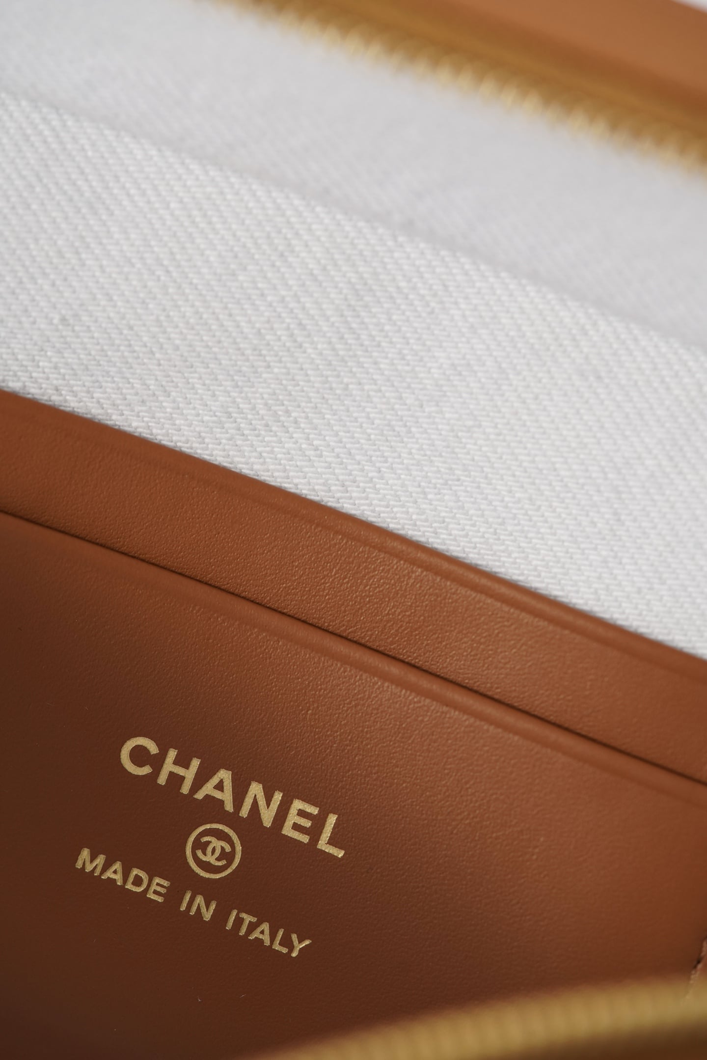 Vanity Case - шоколадный - 17x19.5x5см - 095C4B Chanel 26M Vanity Case