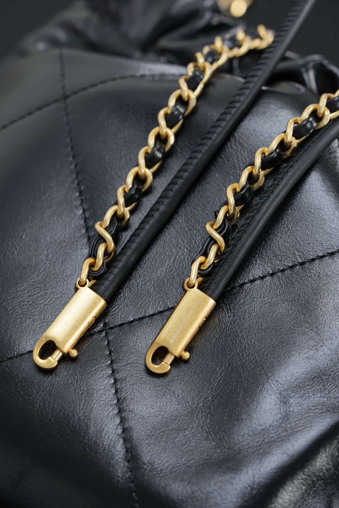 22 Bag - черный, золотистая фурнитура - 19x20x6см - ADE7BE Chanel 25A 22 Bag