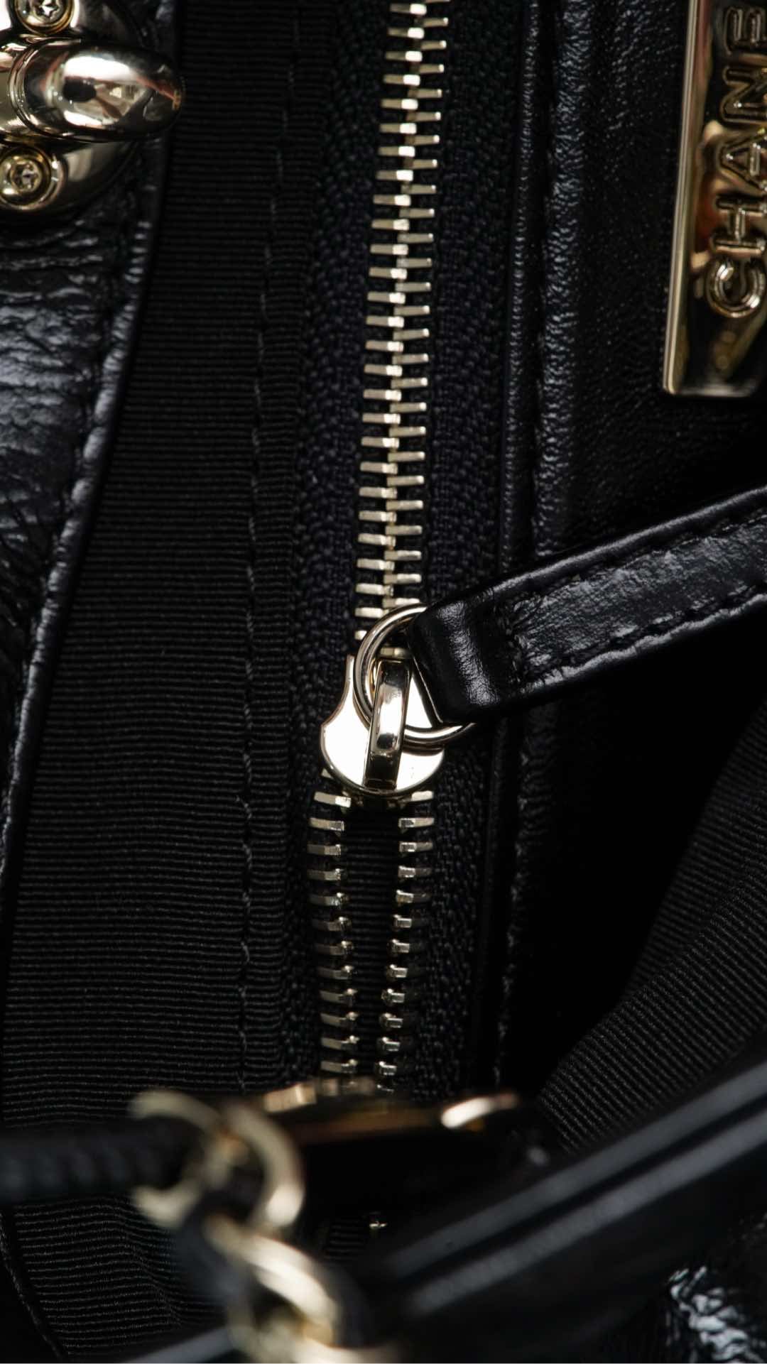 31 Bag - черный, золотистая фурнитура - 22x23x5.5см Chanel 25P 31 Bag