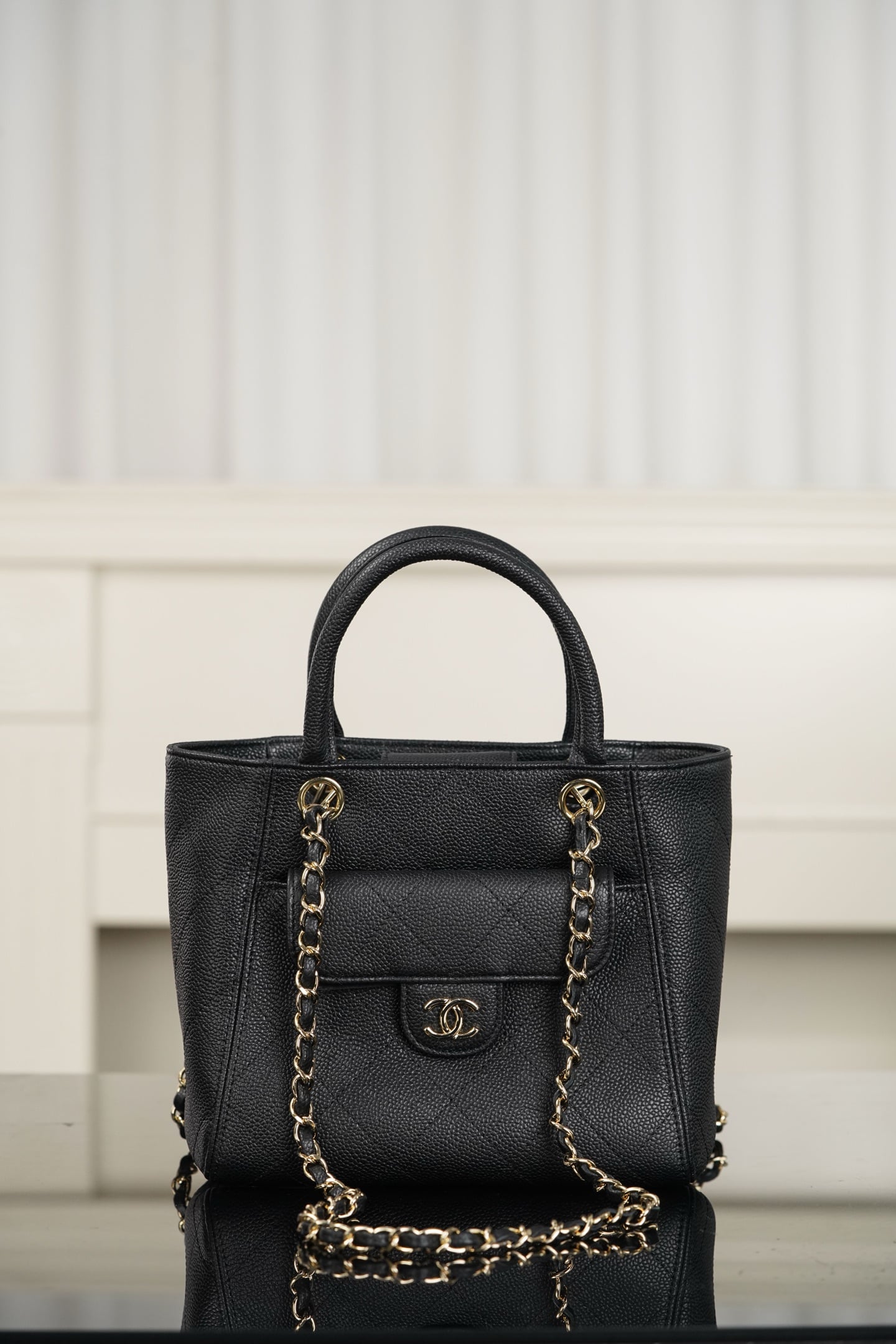 Tote - черный, золотистая фурнитура - 19x25x12см Chanel 26P Tote