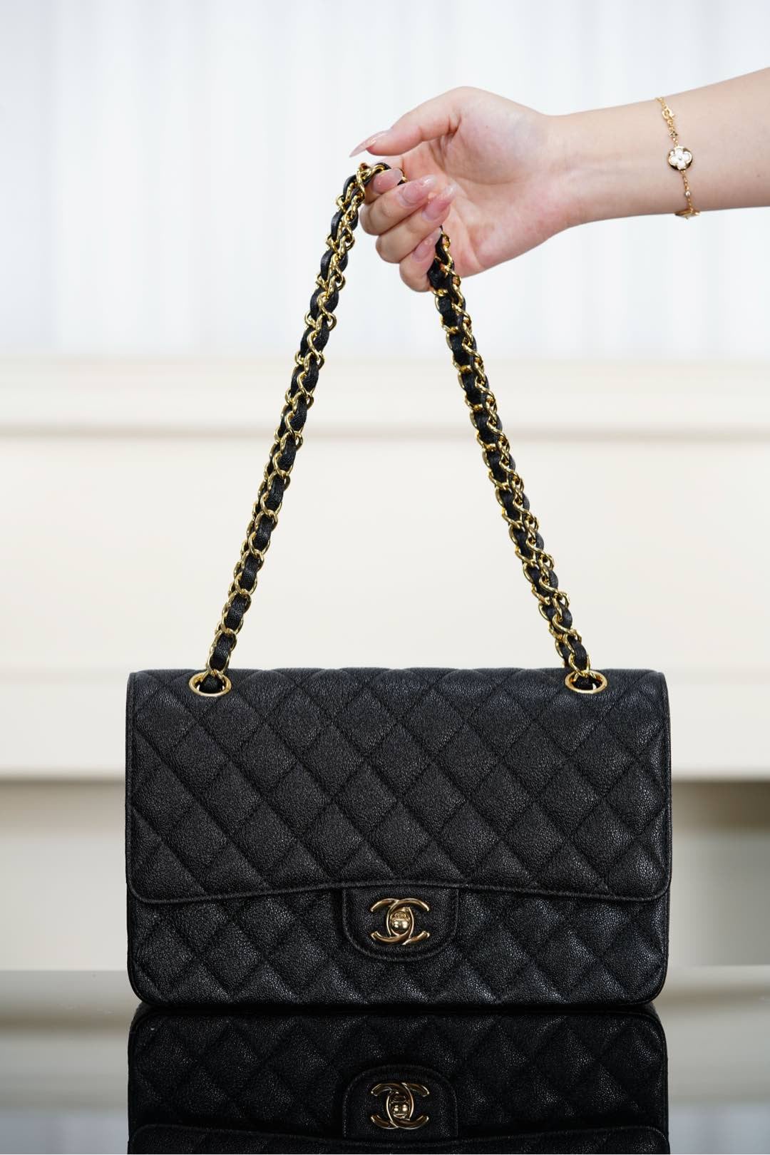 Classic Flap - черный, золотистая фурнитура - 25см - 990D7C Chanel Classic Flap