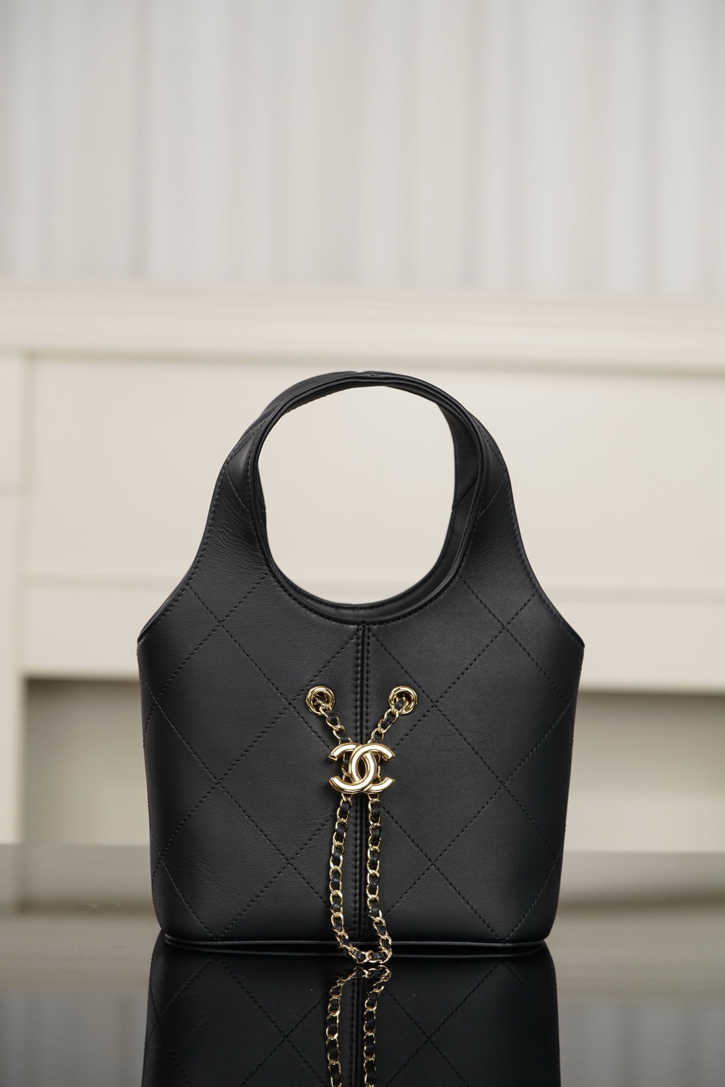 Hobo - черный, золотистая фурнитура - 27.5x21x10см - CA863E Chanel 26S Hobo