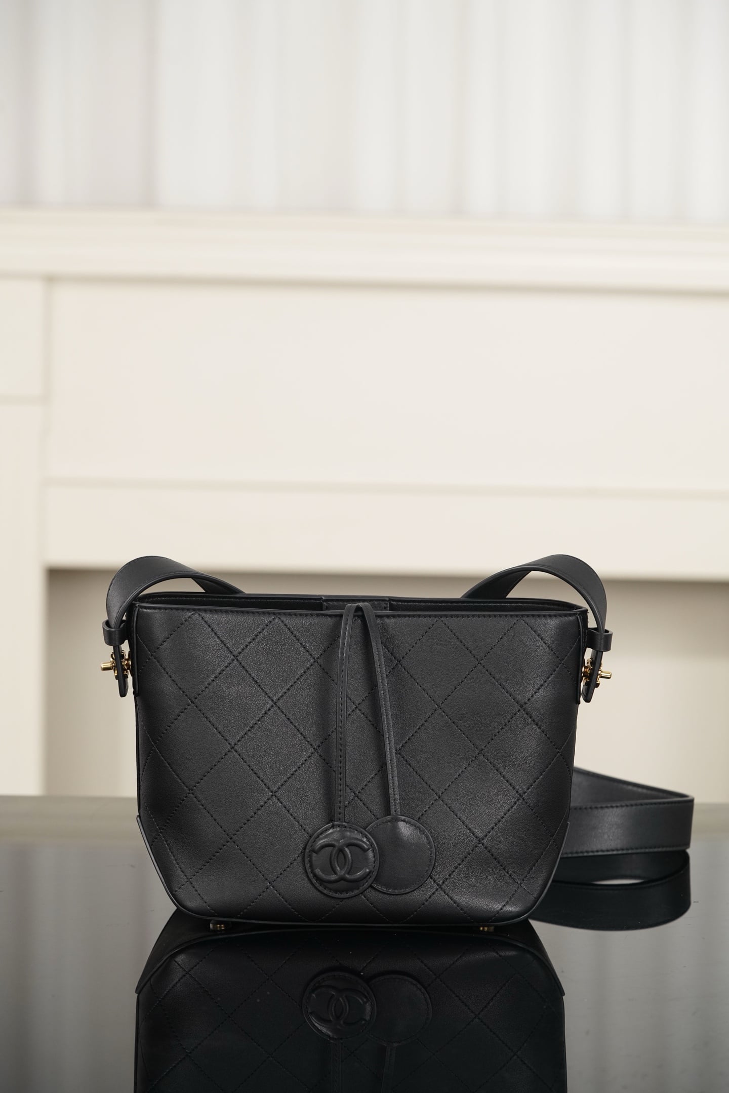 Bucket Bag - черный, золотистая фурнитура - 26x11x19см Chanel 26P Bucket Bag