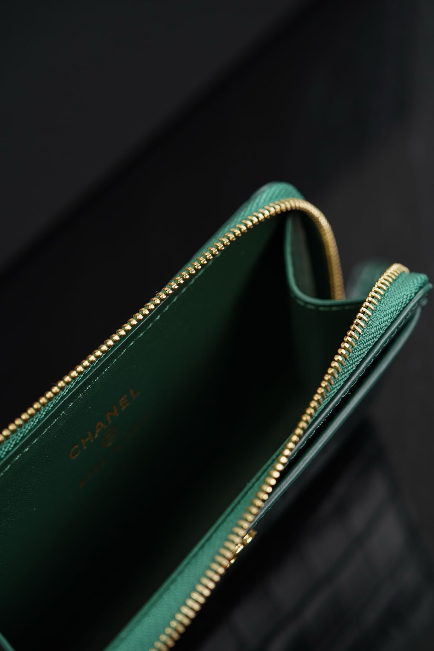 Zipped Card Holder - зеленый - 8x2.2x13см Chanel 26S Zipped Card Holder