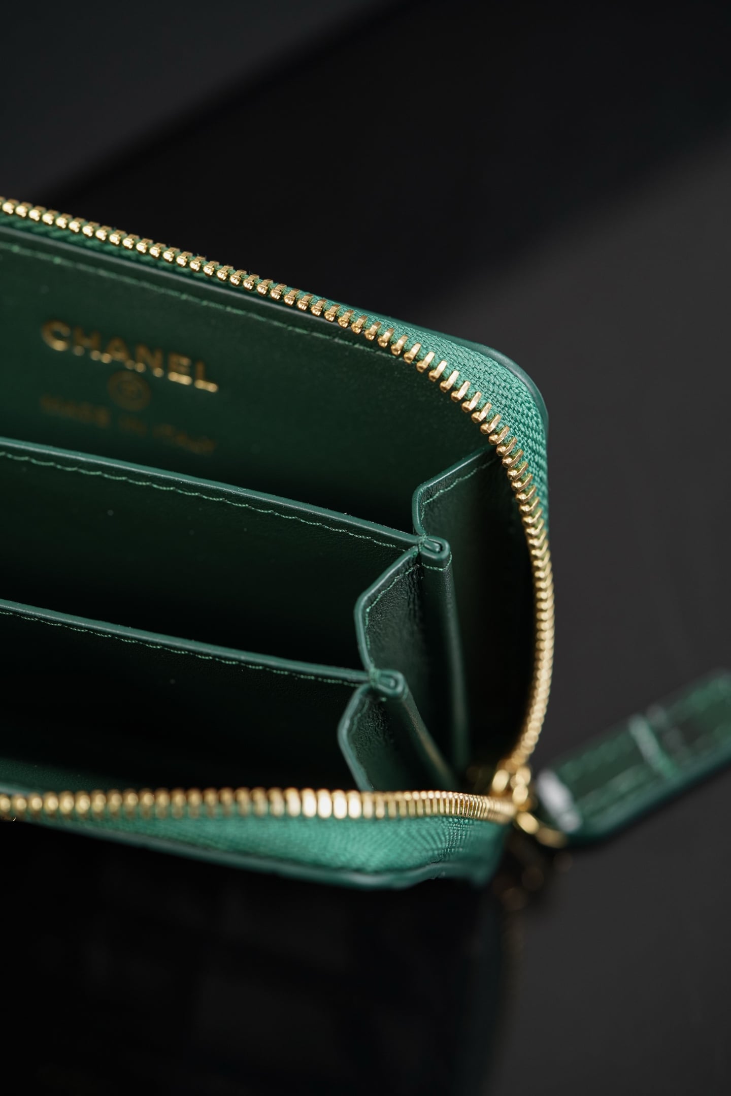 Zipped Card Holder - зеленый - 7.5x11x2см Chanel 26S Zipped Card Holder