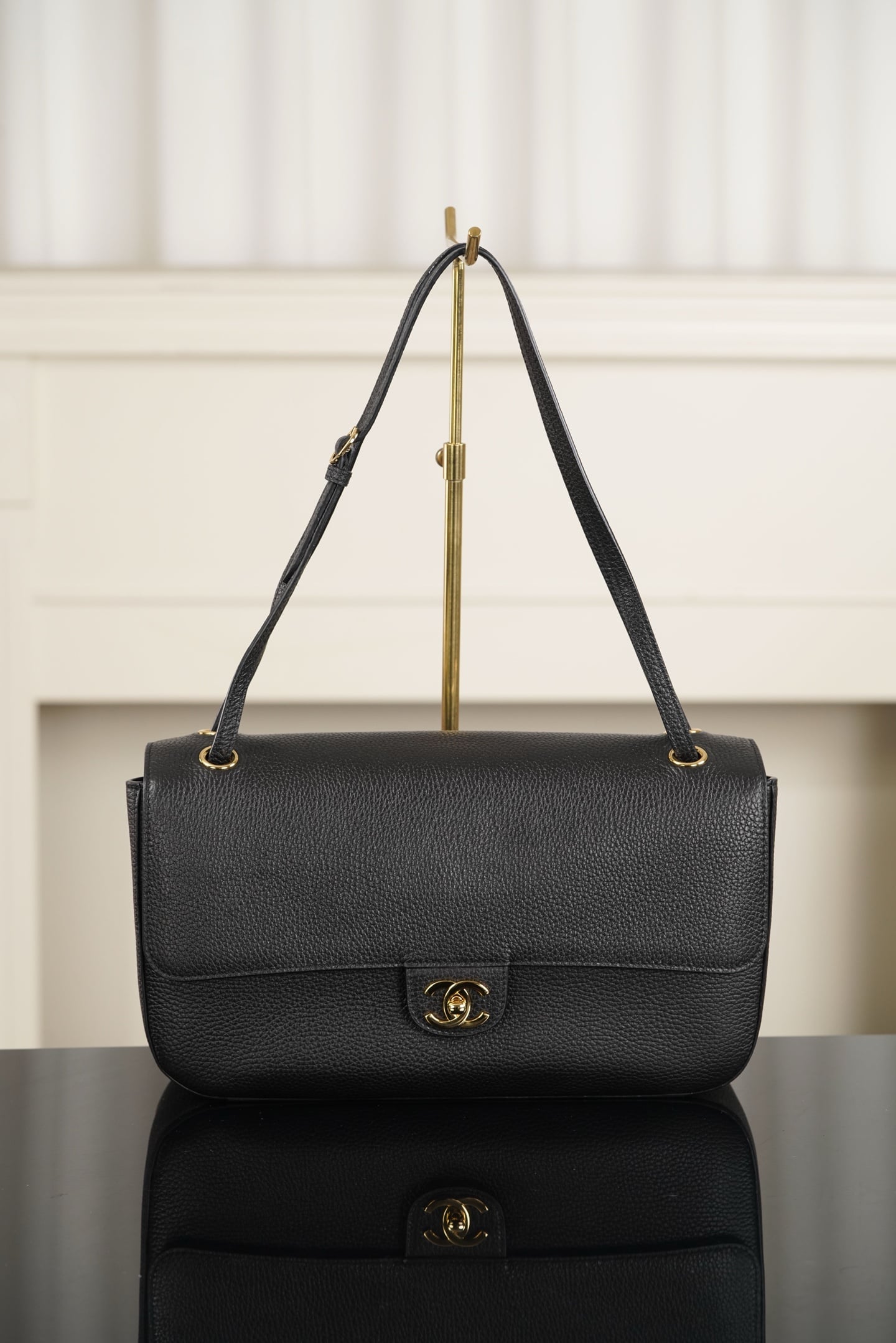 Classic Flap - черный, золотистая фурнитура - 19.5x32x10см Chanel 26S Classic Flap