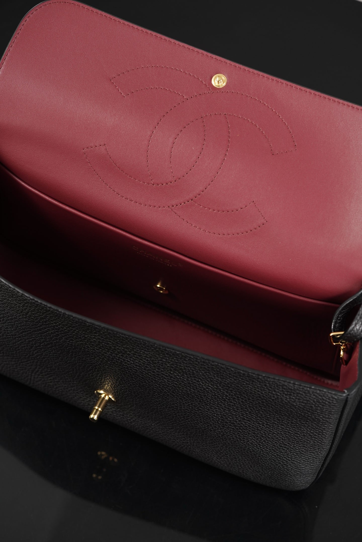 Classic Flap - черный, золотистая фурнитура - 19.5x32x10см Chanel 26S Classic Flap