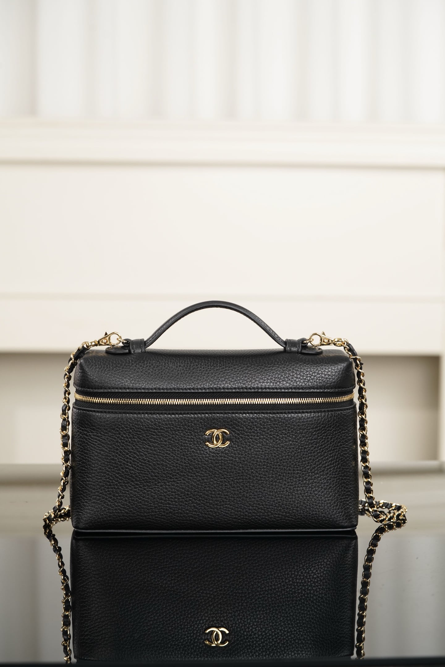 Vanity Case - черный, золотистая фурнитура - 23см - 47E017 Chanel 26A Vanity Case