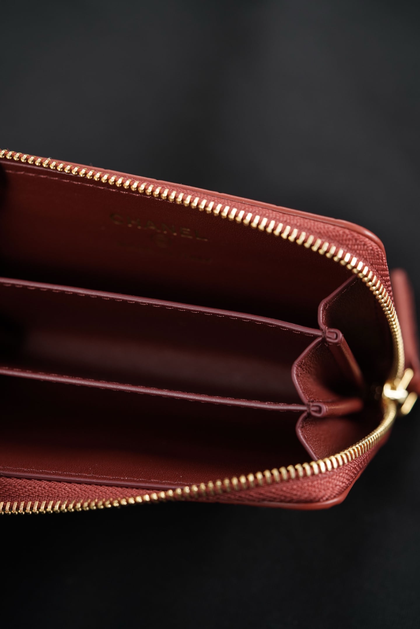 Zipped Card Holder - красный - 7.5x11x2см Chanel 26S Zipped Card Holder