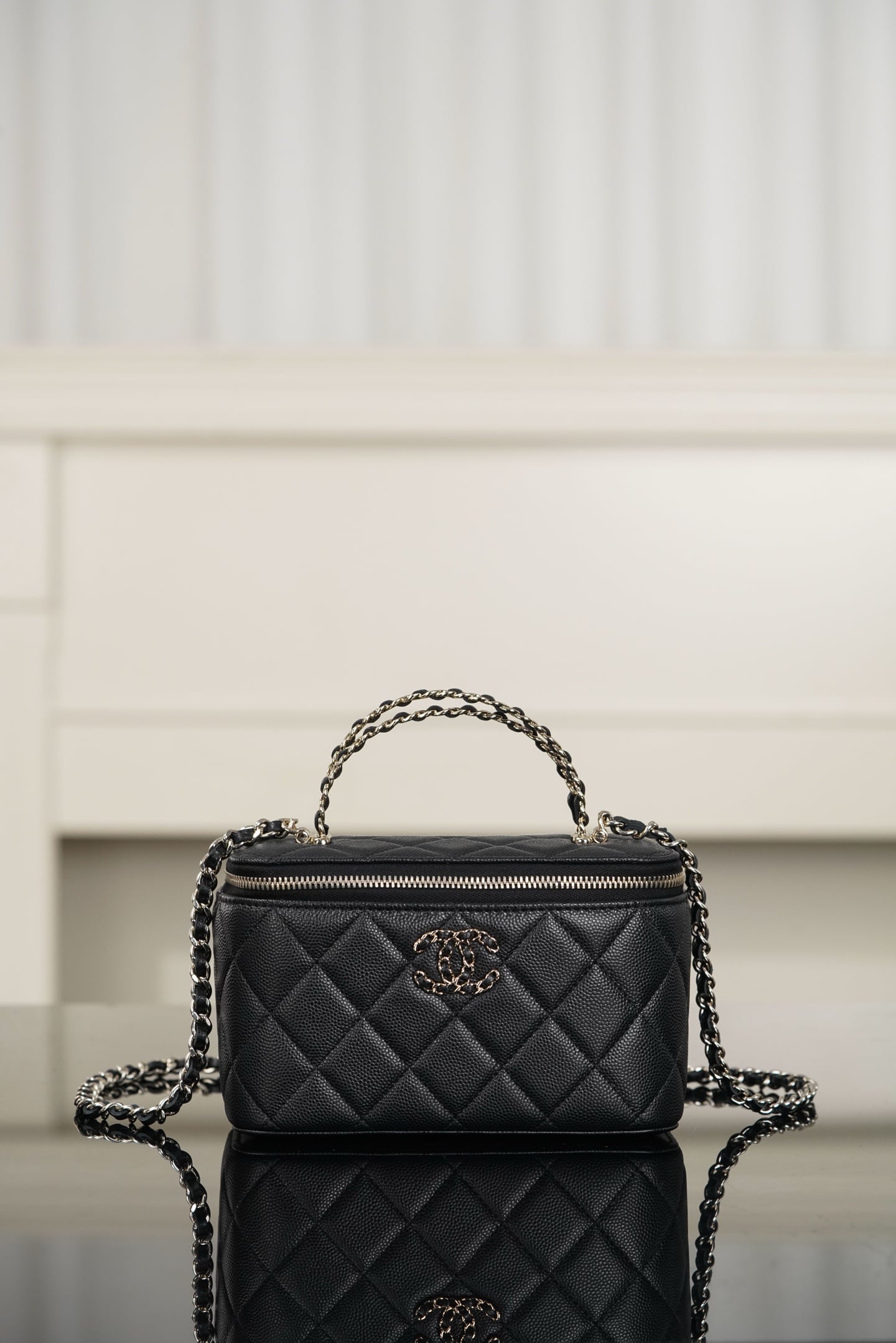 Bag - черный, золотистая фурнитура - 9.5x17x8см - 87037B Chanel 26S Bag
