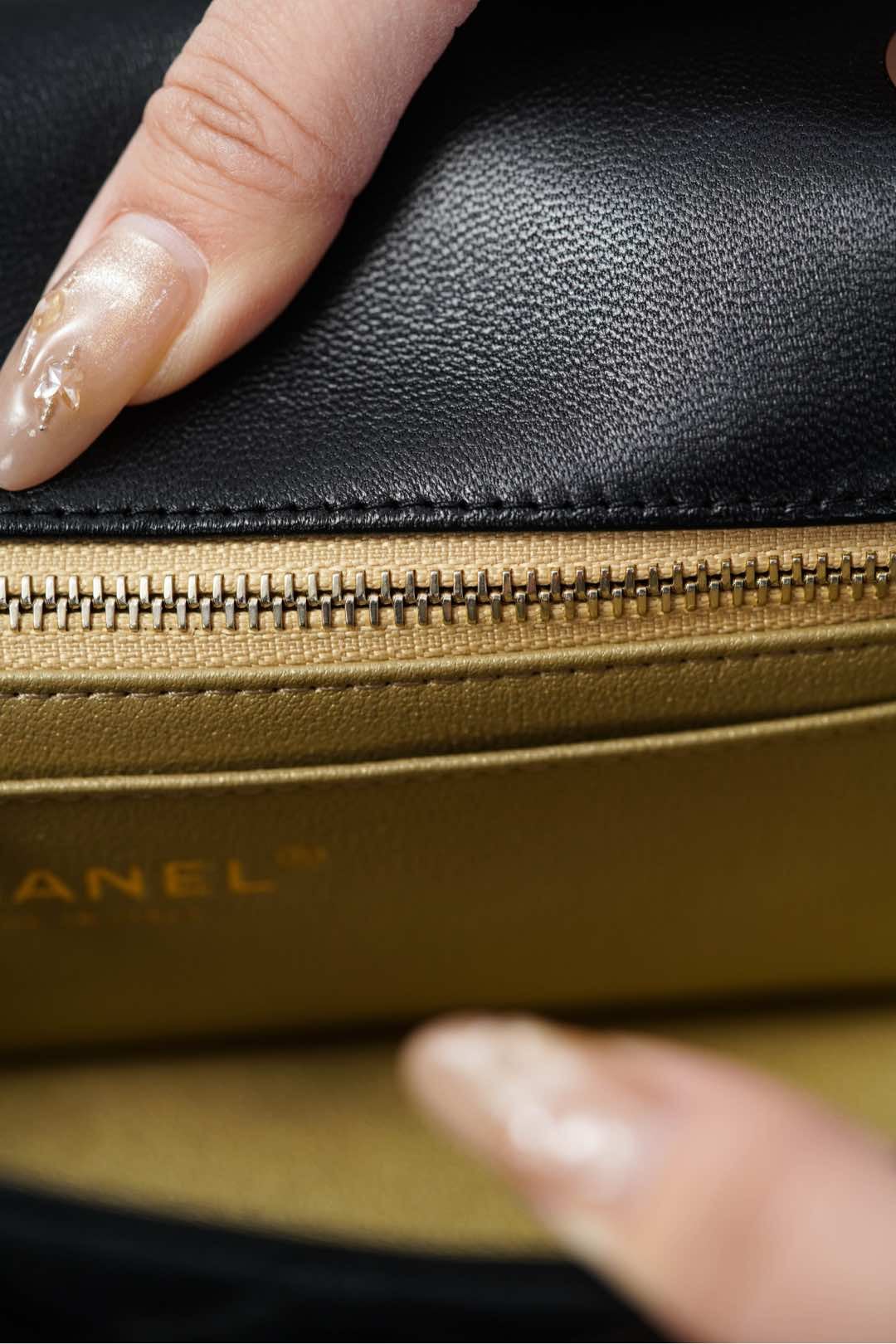 Classic Flap - черный, золотистая фурнитура - 13x20x7см - 5BFD85 Chanel 25K Classic Flap