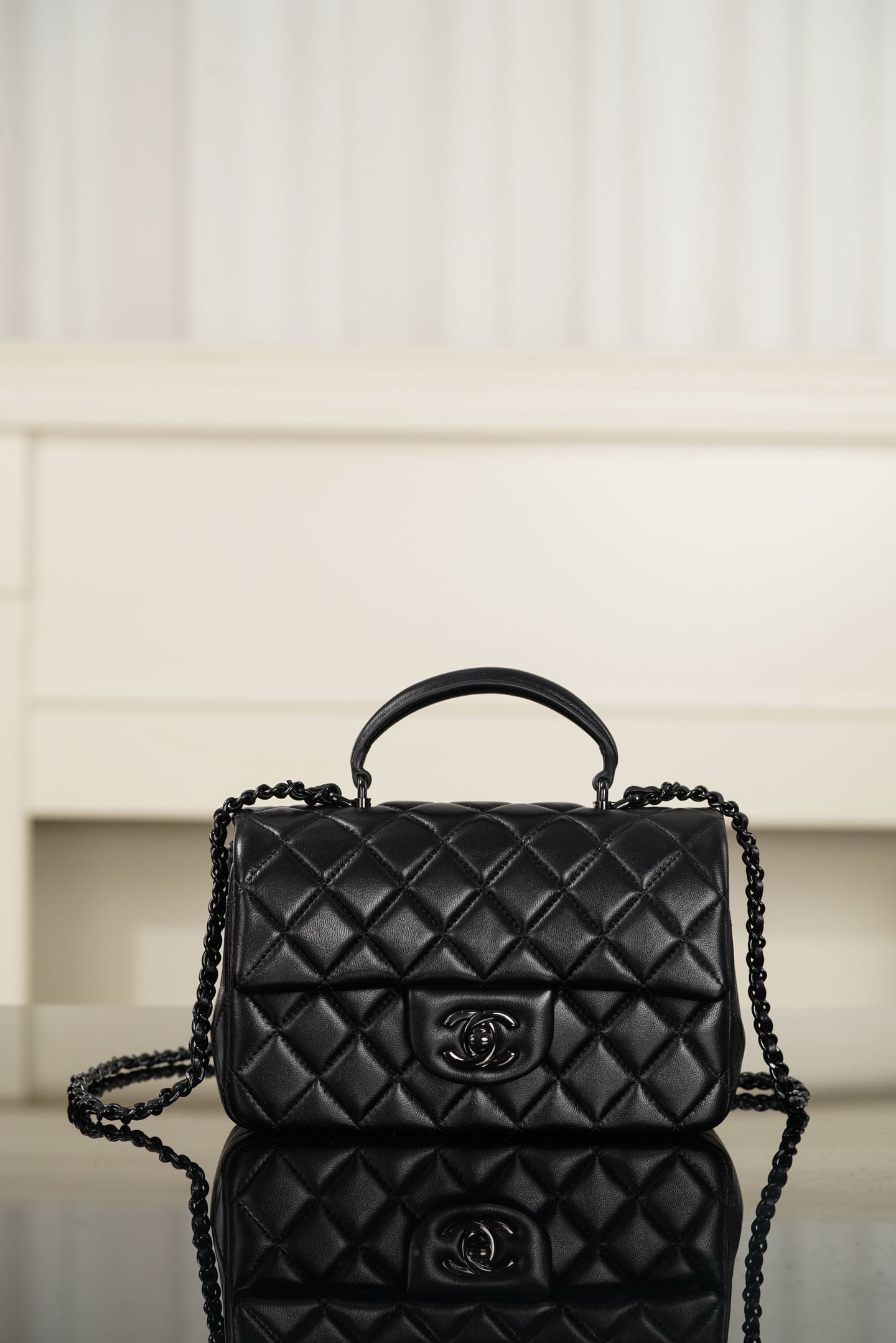 Classic Flap - черный, золотистая фурнитура - 20x13x9см - F89943 Chanel 24A Classic Flap