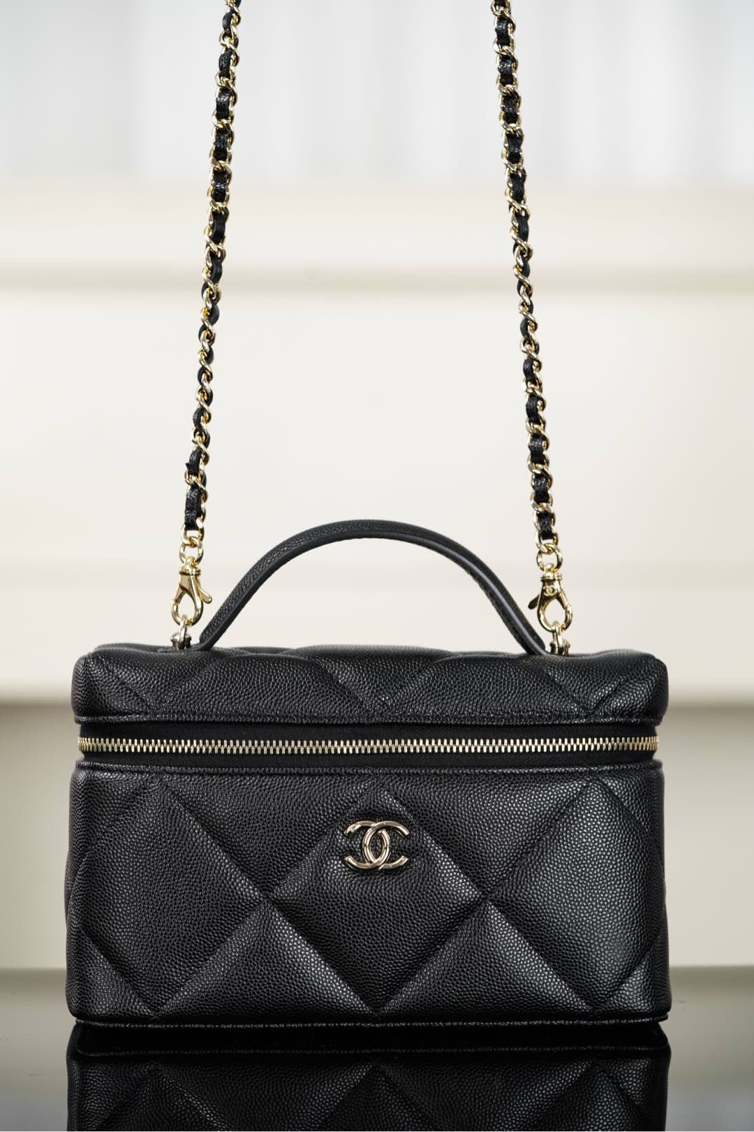 Vanity Case - черный, золотистая фурнитура - 17x19.5x5см - 85577C Chanel 25K Vanity Case
