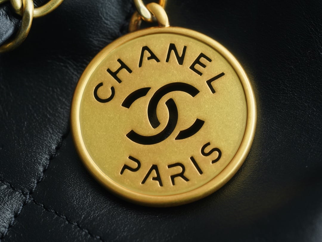 22 Bag - черный, золотистая фурнитура - 39x42x8см Chanel 22P 22 Bag