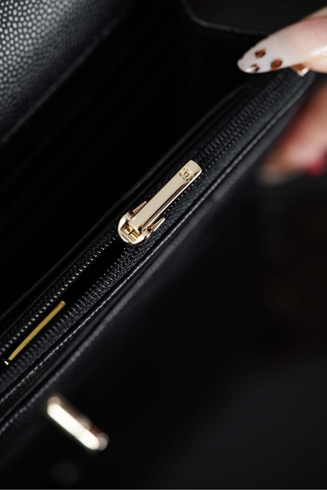 WOC - черный, золотистая фурнитура - 12x19.3x3.5см Chanel 25K WOC