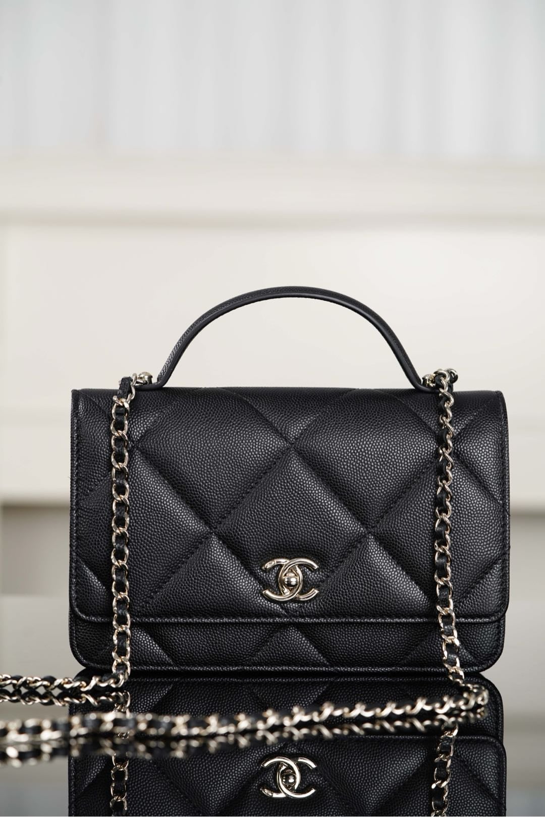 WOC - черный, золотистая фурнитура - 12x19.3x3.5см Chanel 25K WOC