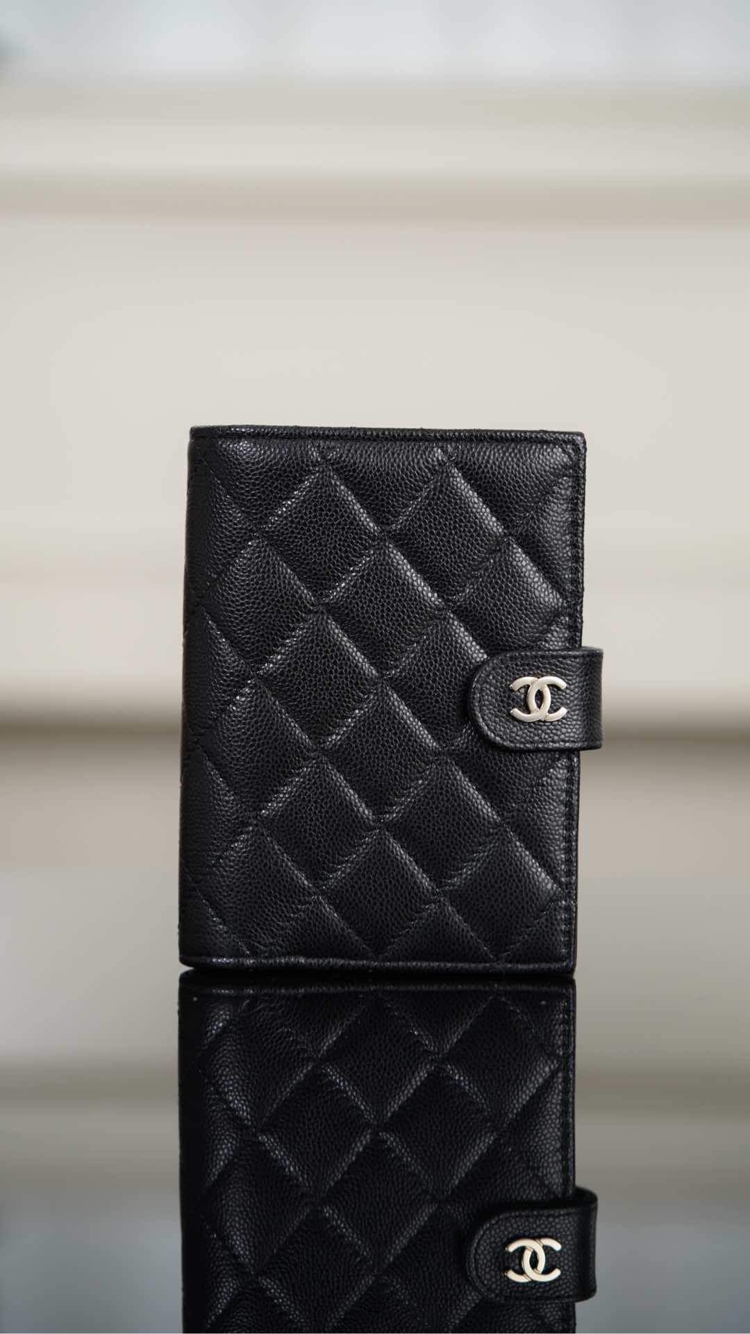 Passport Holder - черный, золотистая фурнитура - 14x10см - 13AEB9 Chanel 24K Passport Holder