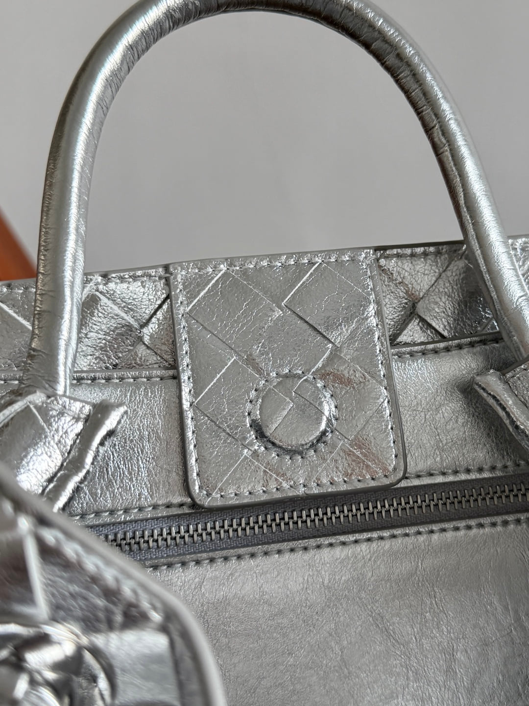 Andiamo - серебристый Bottega Veneta 743572.A24