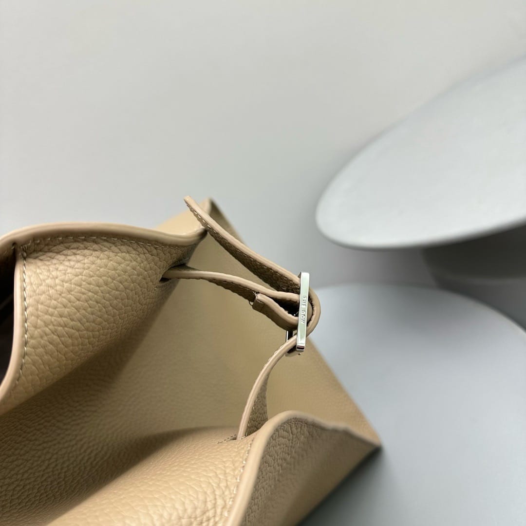 Margaux 17 The Row E688178.2