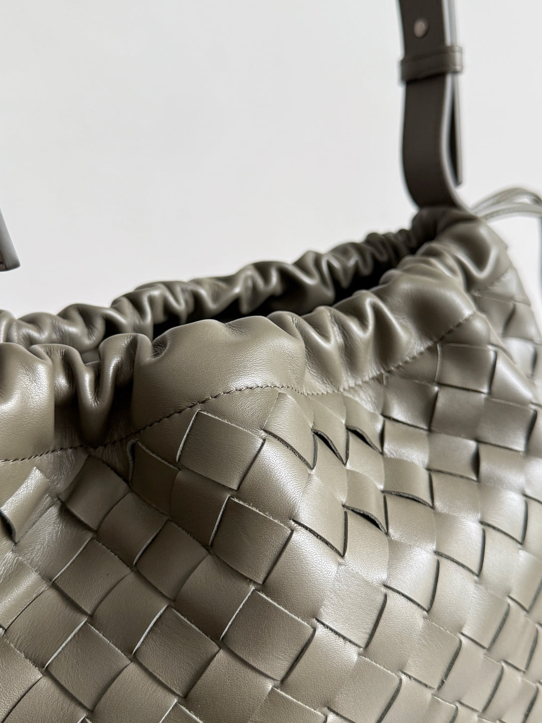 Biblioteca Bucket Bottega Veneta 836020.A1
