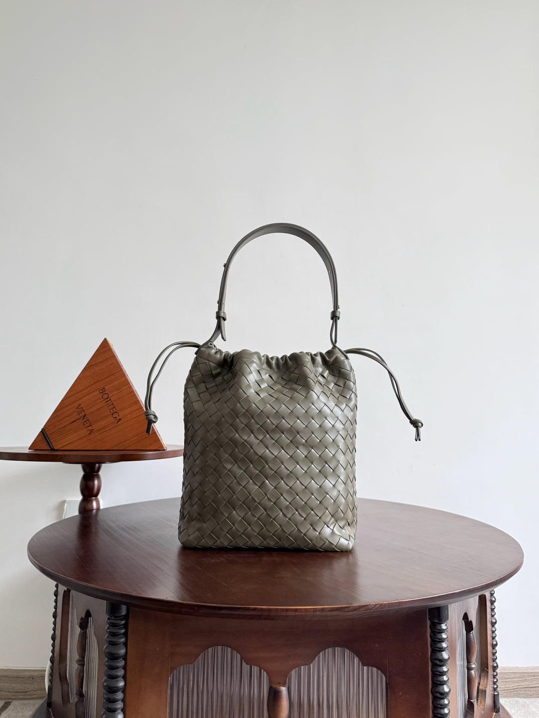 Biblioteca Bucket Bottega Veneta 836020.A1