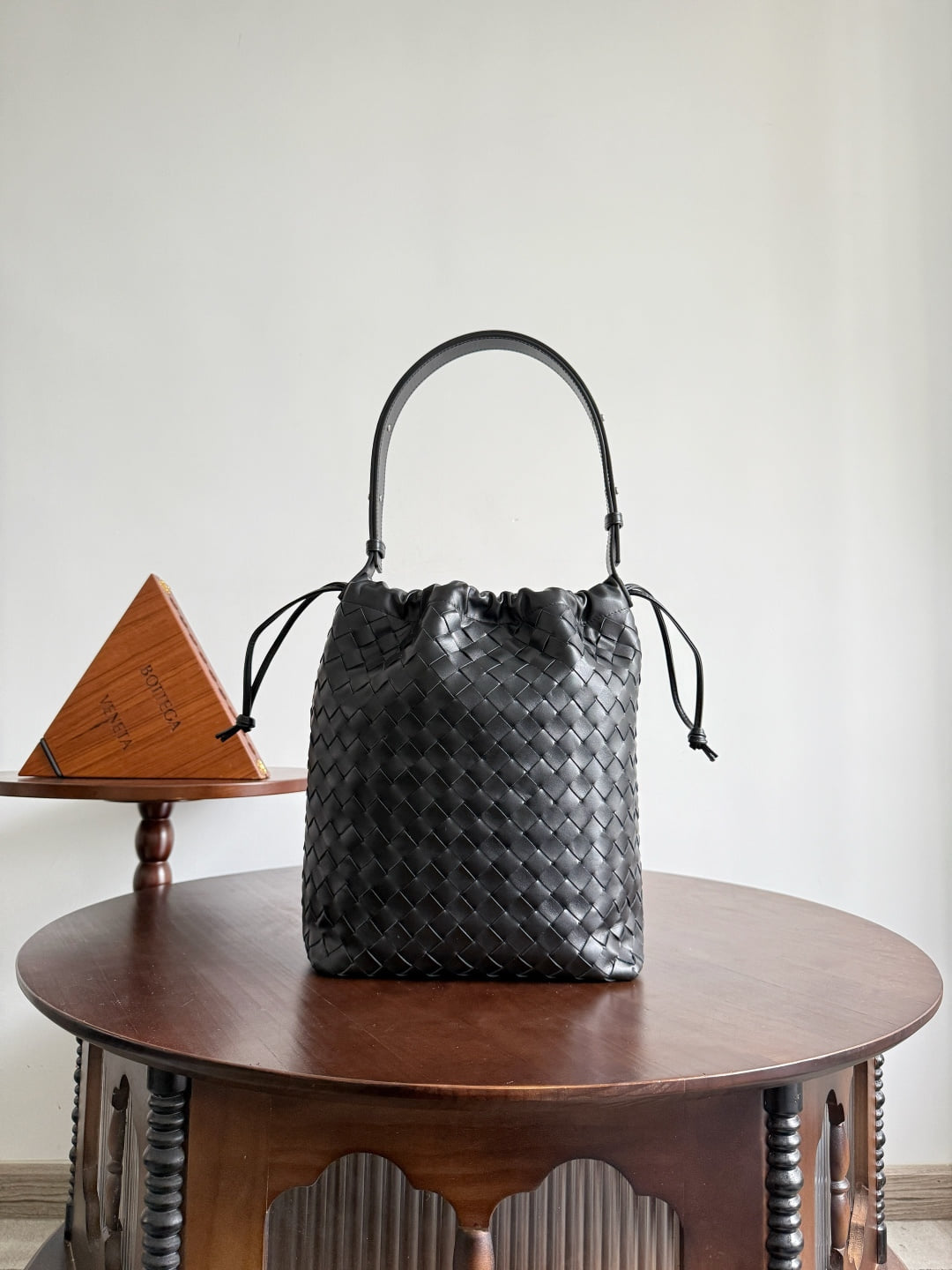 Biblioteca Bucket Bottega Veneta 836020.A2