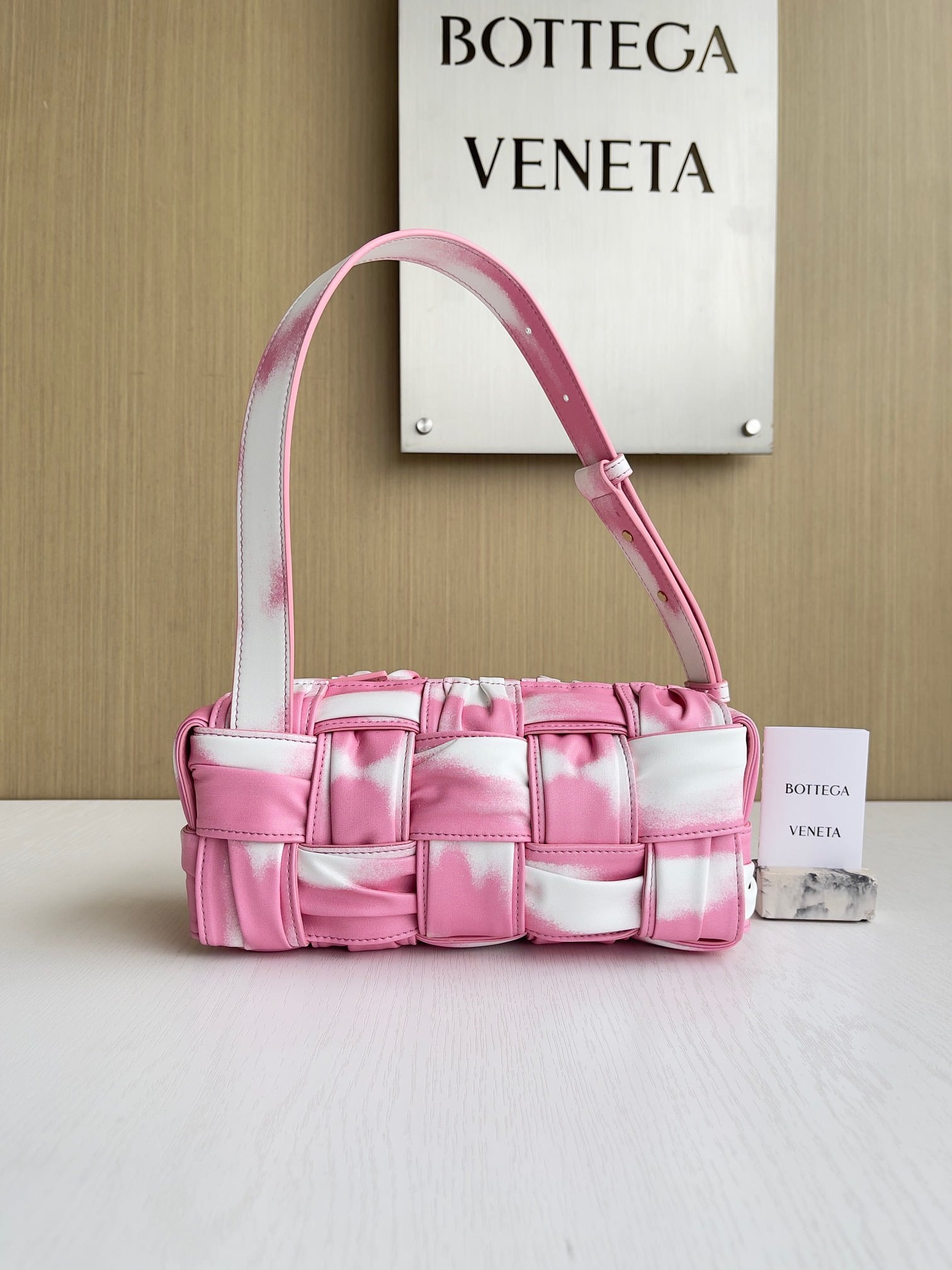Intrecciato Barrel - розовый Bottega Veneta 736233.A5