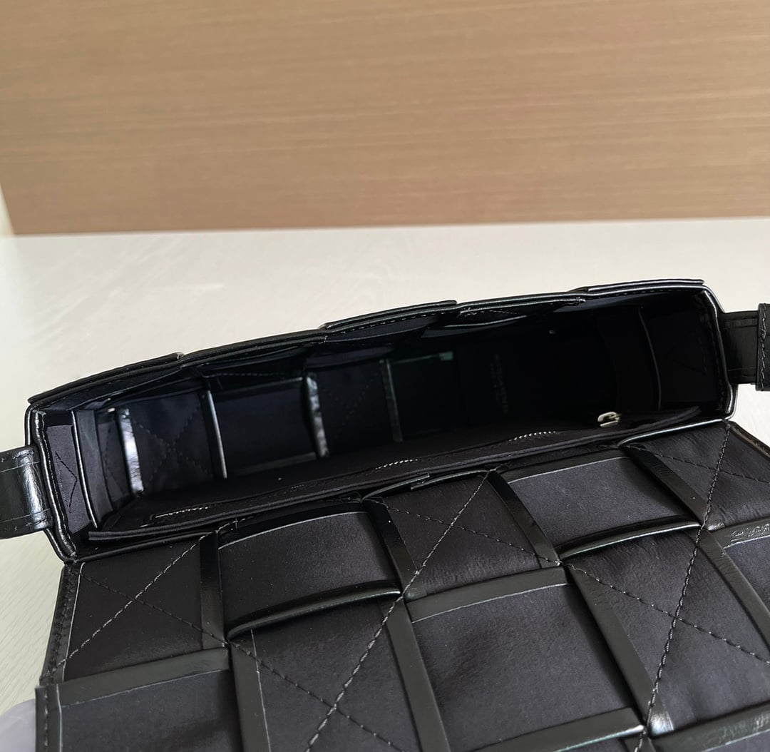 Padded Cassette Bottega Veneta 667298.A4