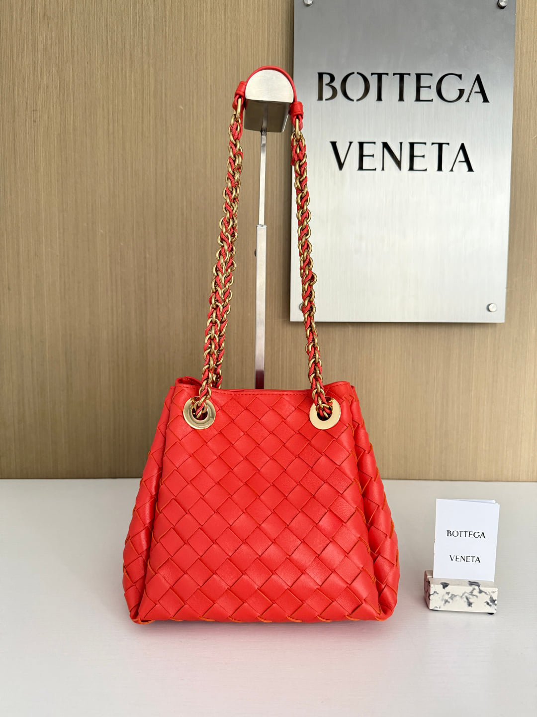Parachute - шоколадный Bottega Veneta 817175.A2