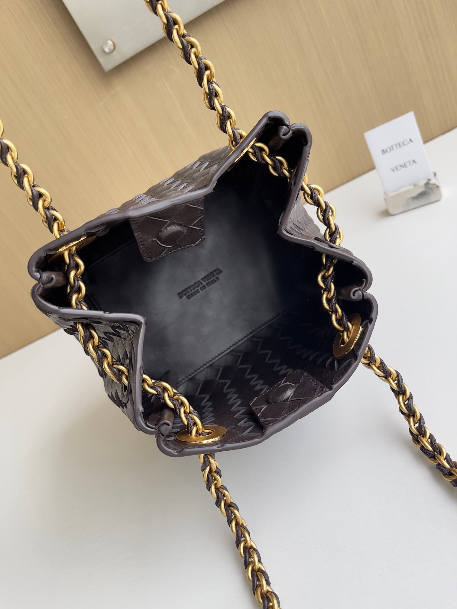 Parachute - шоколадный Bottega Veneta 817175.A3