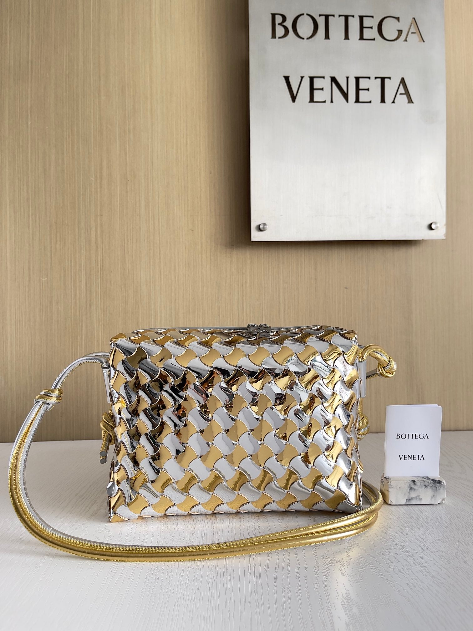 Small Loop Camera Bag - серебристый Bottega Veneta 777571.A3