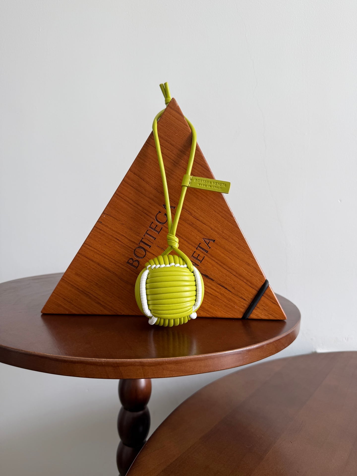 Tennis Ball Charm - белый Bottega Veneta 876854